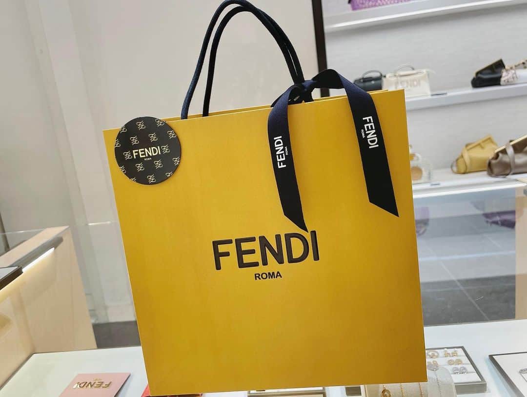 都美さんのインスタグラム写真 - (都美Instagram)「おにゅー！小さくて可愛いペットみたい🥺🤍🤍  #FENDI #bag #newin #バイザウェイミニ #フェンディ #フェンディバッグ」8月3日 0時42分 - tomi_pkmj