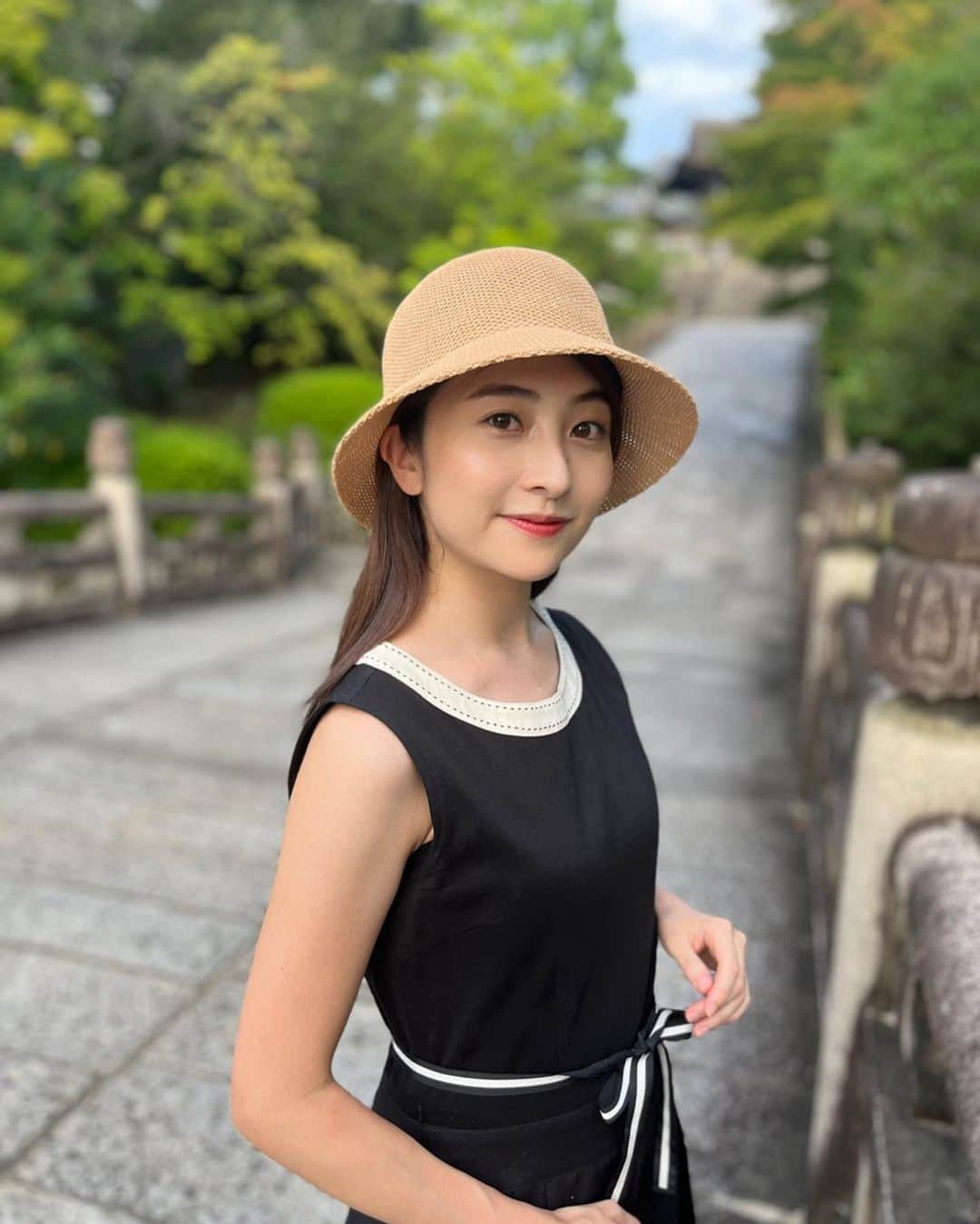 日比麻音子のインスタグラム：「お墓参りに。  幼稚園からの幼馴染にもらった帽子と、 母のお下がりのワンピースで。  いろんな人に支えられて生きております🙇‍♀️  とにかく毎日暑い🫠🫠🫠  もうすでに、腕がじんわり、 日焼けのグラデーション。 すました顔で、 滝汗です。  (ワンピースのシワはご愛嬌で、なんとか…🤫笑) (リボンを結ぶのも、苦手です…笑)」