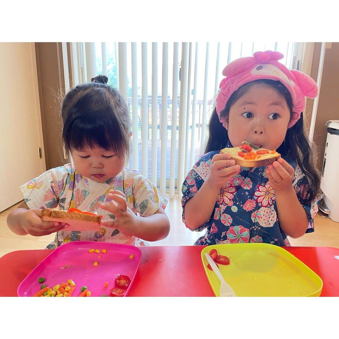 ぽるママさんのインスタグラム写真 - (ぽるママInstagram)「. . おちんのいない週末のお昼☀️ ピザトースト作って食べた🍕🍞❤️  私：好きなだけ具とチーズ乗せてね〜 👧🏻👧🏻：はーい！  ①デキタヨ （すすすす、すーくな🤷🏻‍♀️）  ②お顔作ってるみゆ🥰  ③美味しくできました〜🍕✨  ④goodお姉👍🏻と頬張りおすん💭  ⑤具ぜんぶひっくり返しおすんとばくわらねぇね🤣🤣🤣  #日本の食パンに近いパンに出会えた喜び #どこで買ったか忘れてしもた悲しみ」8月3日 11時11分 - poruporumama