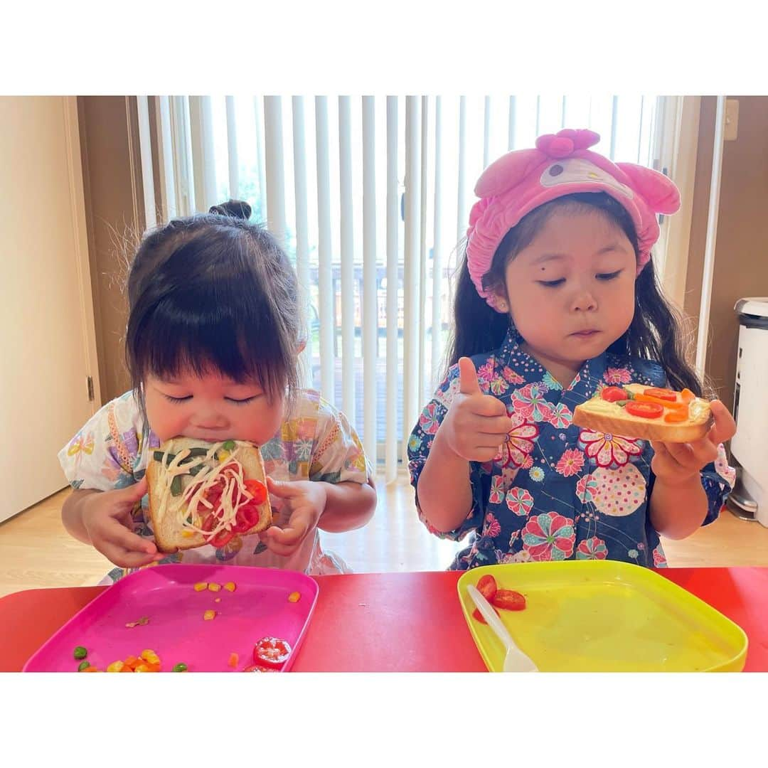 ぽるママさんのインスタグラム写真 - (ぽるママInstagram)「. . おちんのいない週末のお昼☀️ ピザトースト作って食べた🍕🍞❤️  私：好きなだけ具とチーズ乗せてね〜 👧🏻👧🏻：はーい！  ①デキタヨ （すすすす、すーくな🤷🏻‍♀️）  ②お顔作ってるみゆ🥰  ③美味しくできました〜🍕✨  ④goodお姉👍🏻と頬張りおすん💭  ⑤具ぜんぶひっくり返しおすんとばくわらねぇね🤣🤣🤣  #日本の食パンに近いパンに出会えた喜び #どこで買ったか忘れてしもた悲しみ」8月3日 11時11分 - poruporumama