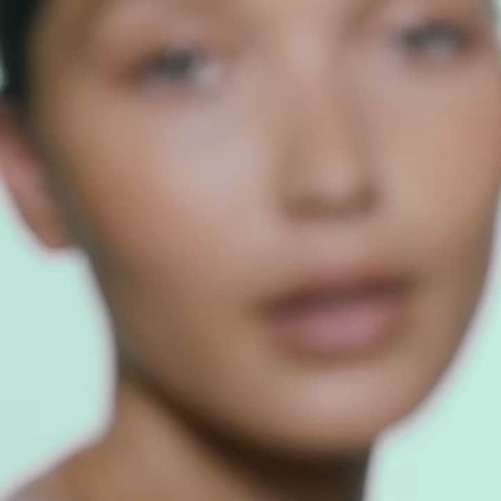 ドゥラメールのインスタグラム：「There’s always time to refine your regimen. Incorporate The NEW Micro Peel to shake up your nightly routine for visibly refined skin by morning.」