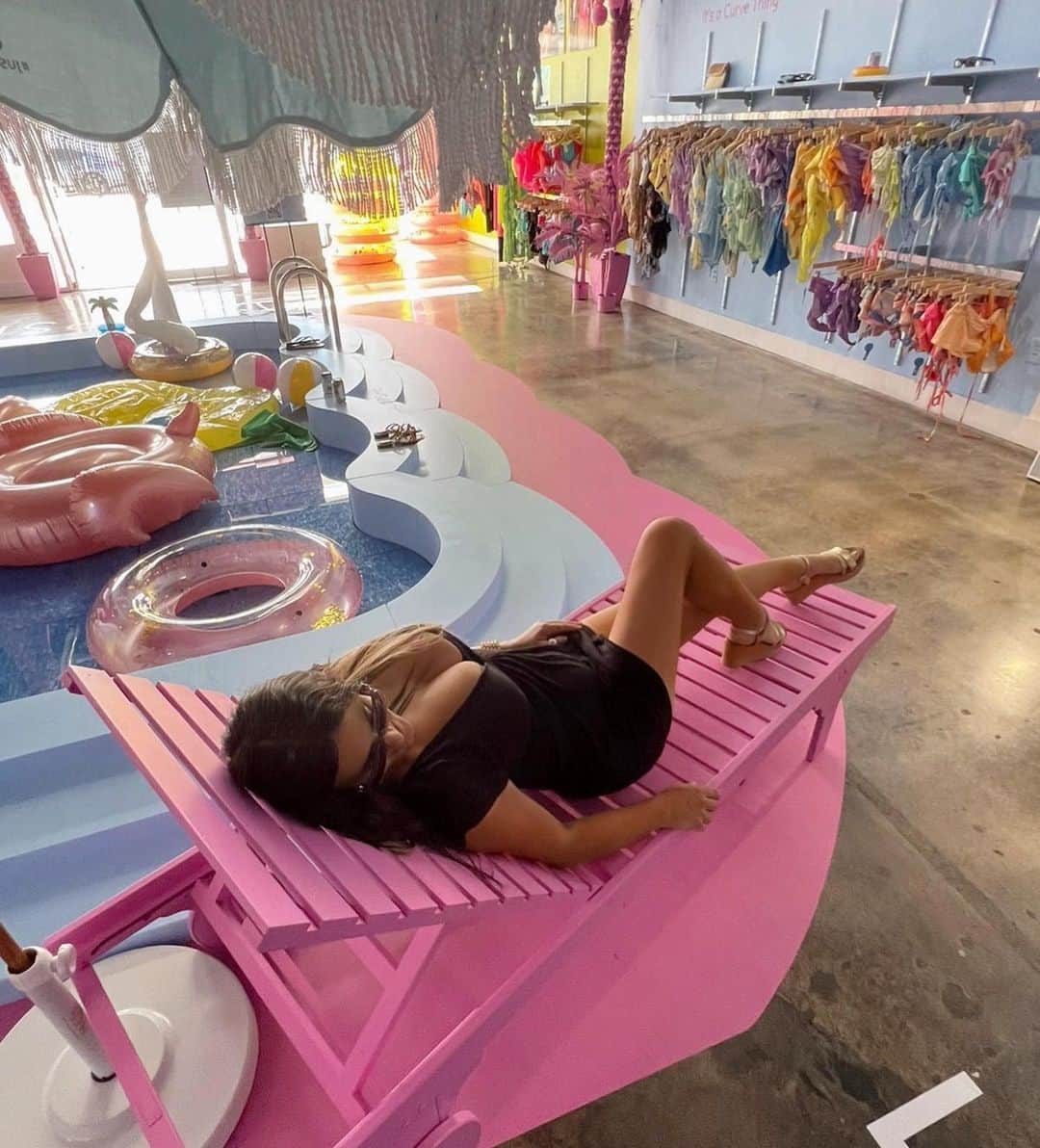 クラウディア・ロマーニのインスタグラム：「Gotta love @cupshe  and such a colorful set up!!! 💝💝💝 Which pic do you prefer from 1 to 9?」