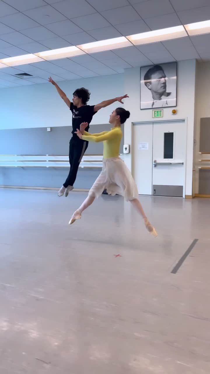 のインスタグラム：「Mexico City, here we come! @kekelindo @despertaresmex   チャイコフスキーパドドゥのコーダ  #mexicocity #mexico #ballet #ballerina #ballerinalife #happy #happiness #dance #art #幸せ #バレエ #バレリーナ #rehearsal #work #travel #travellife #giglife #summer  #gala #fly」