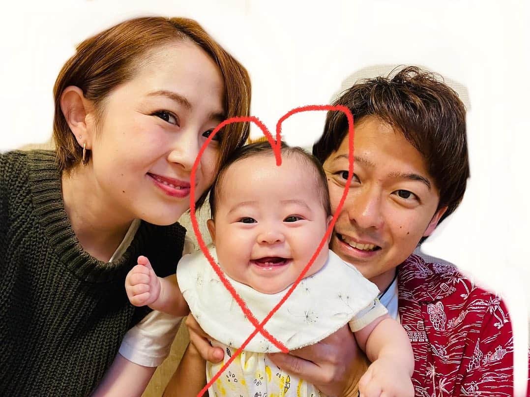 村上めぐみのインスタグラム：「. この前結婚記念日でした❤️6年‼︎ 数えるのも「えーーーッと🤔」ってなりました。← （ここまで来るとそんなもんだよね⁈笑） . . 一年前の2ショット📷と、 誰よりも幸せそうな顔してる👶を 見比べると ドデカイ1年だったと実感🥹❤️‼︎ . . また来年も楽しみだ🥳❤️ . #結婚記念日 #おめでとう  #この後けんかしたよ 🥳 #まだ根に持ってるよ  #怖ぁぁ #仲良し ←嘘つけ #アモーレ 笑 #とっても幸せです 🥰」