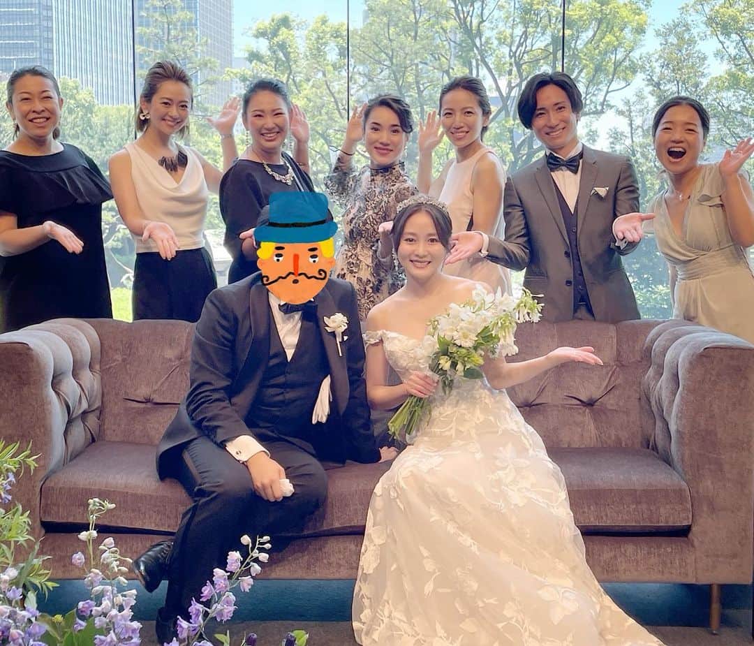 安藤成子のインスタグラム：「A very happy day👰🏻‍♀️Risa's Wedding😭 ・ 莉沙らしくて沢山の愛に溢れたとってもステキな式でした❣️ ・ TiAからの莉沙✨親友たちの結婚式が2ヶ月連続であって幸せたくさんもらえる日々！ ・ 友達・仲間っていいな❣️ 家族っていいな❣️と思える結婚式でした‼️ ・ 久々のさやかとかにも会えて嬉しかったなぁ✨ ・ 本当に青春を共にした大切な友達達がみんな幸せになっていって私も幸せ沢山もらってます‼️ ・ さぁ！今日も頑張って行きましょう✨w #結婚式 #パレスホテル #パレスウェディング #dream #阿井莉沙 #可愛すぎ #阿井莉沙しか勝たん #wedding」