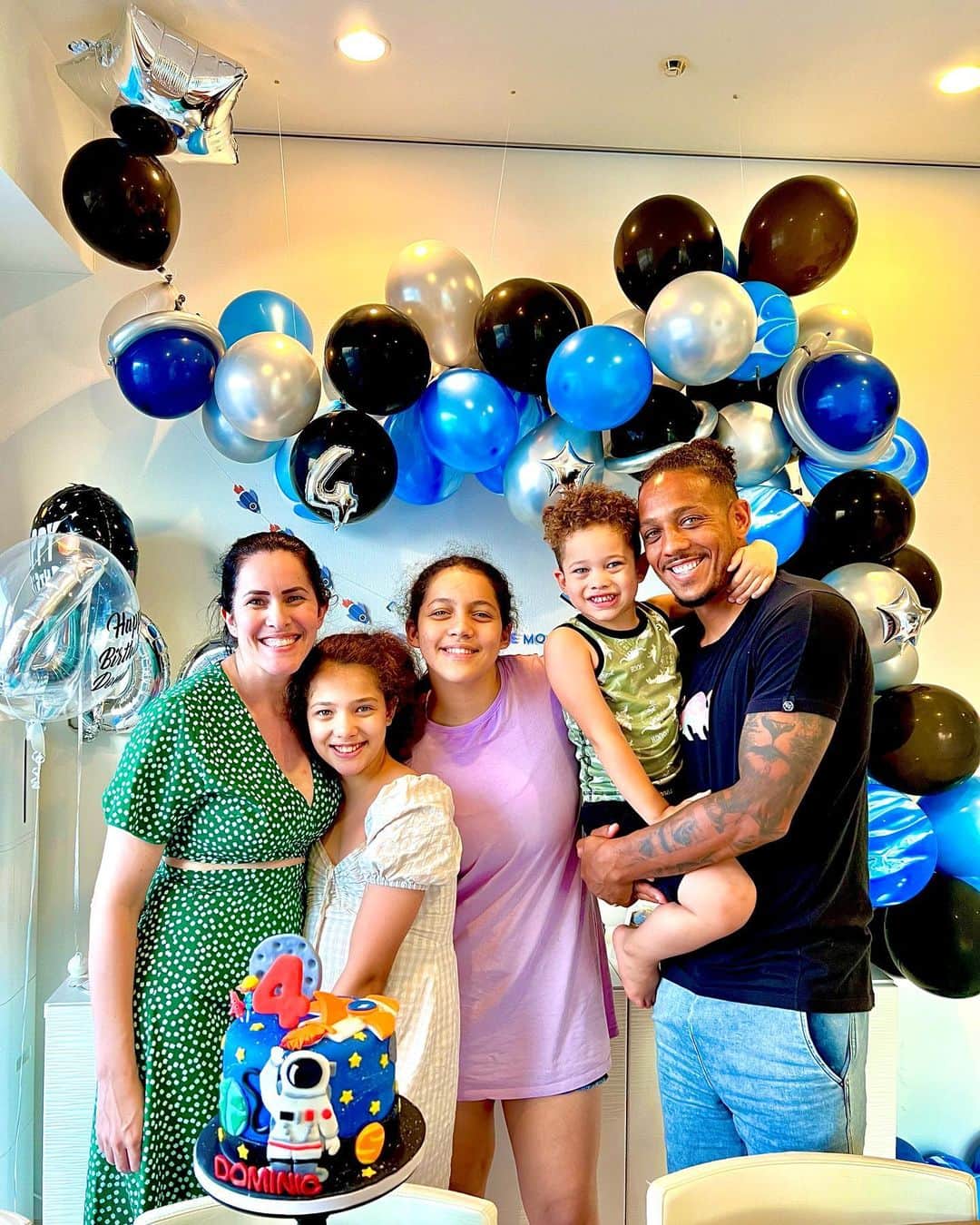 ウェリントン・ルイス・デ・ソウザのインスタグラム：「Happy 4th Birthday to our boy!  Ele que um dia foi um sonho do meu coração, mais um sonho que Deus realizou de forma tão especial. Parece que foi ontem que ele nasceu e hoje já estamos com um rapaz cheio de vida, com muita saúde e energia, que enche nossos dias de risadas e também nos deixa de cabelos em pé!!!  Nossa oração é que Deus continue abençoando seus dias, que ele cresça em estatura, sabedoria e graça, que seja íntegro e que ande nos caminhos do nosso Deus ! Feliz aniversário filho」
