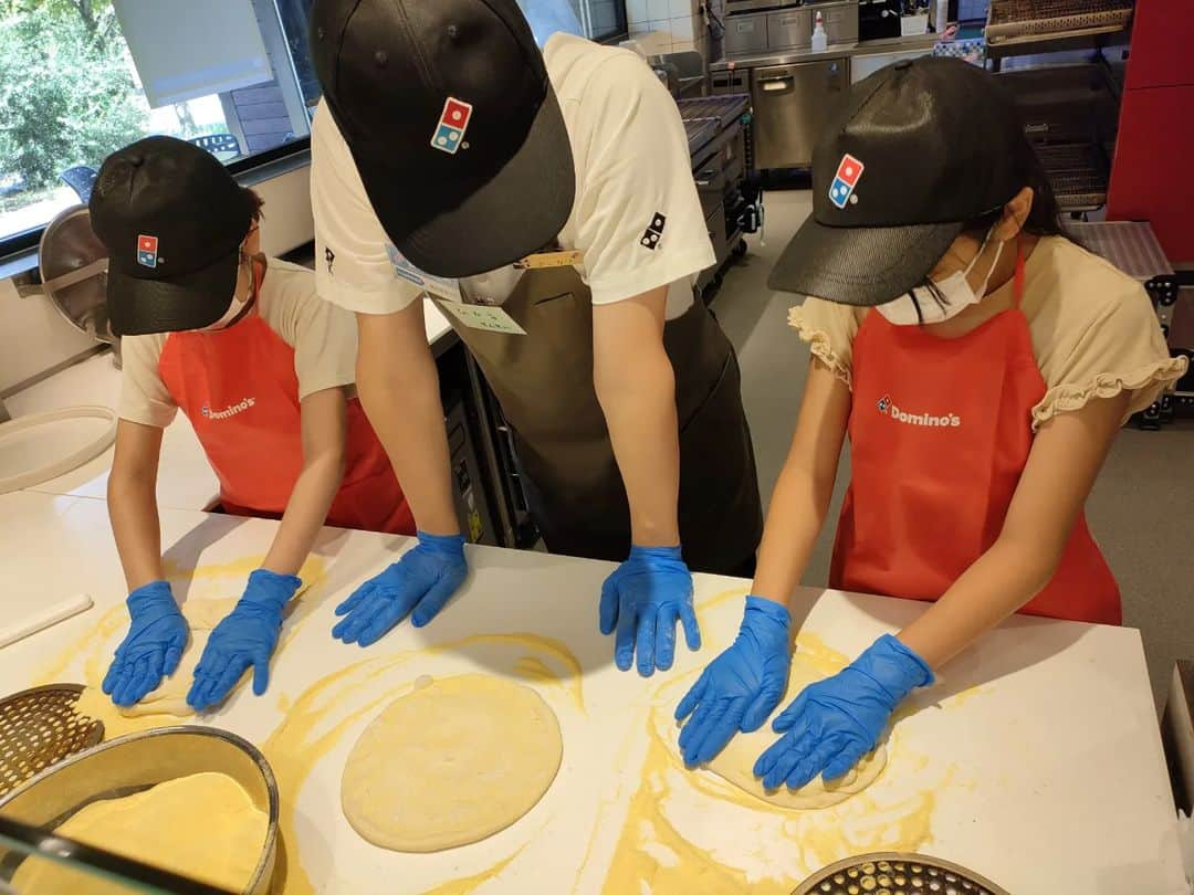 安田さちさんのインスタグラム写真 - (安田さちInstagram)「なんと@dominos_jp さんの『夏の産直ドミノ 親子で自由研究』に当選！  ピザ作りの楽しさはもちろんのこと、モチモチの生地と厳選された素材で愛情込めて作られていることも知れて、とても良い食育になったなと思います☺️  自分で作ったピザは美味しさ倍増でした♥  夏休みは塾の夏期講習で毎日がんばっている長女。  素敵なご褒美をありがとうございました🍕✨  #夏の産直ドミノ#クワトロ産直ドミノ #ドミノピザ#ピザ作り体験#お台場#小学６年生#自由研究#夏休みの思い出2022」8月3日 20時59分 - sachi.yasuda31