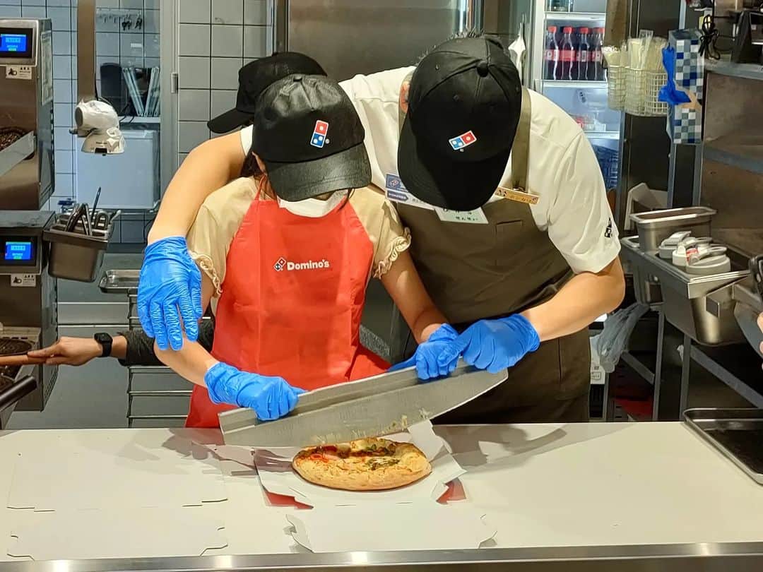 のインスタグラム：「なんと@dominos_jp さんの『夏の産直ドミノ 親子で自由研究』に当選！  ピザ作りの楽しさはもちろんのこと、モチモチの生地と厳選された素材で愛情込めて作られていることも知れて、とても良い食育になったなと思います☺️  自分で作ったピザは美味しさ倍増でした♥  夏休みは塾の夏期講習で毎日がんばっている長女。  素敵なご褒美をありがとうございました🍕✨  #夏の産直ドミノ#クワトロ産直ドミノ #ドミノピザ#ピザ作り体験#お台場#小学６年生#自由研究#夏休みの思い出2022」