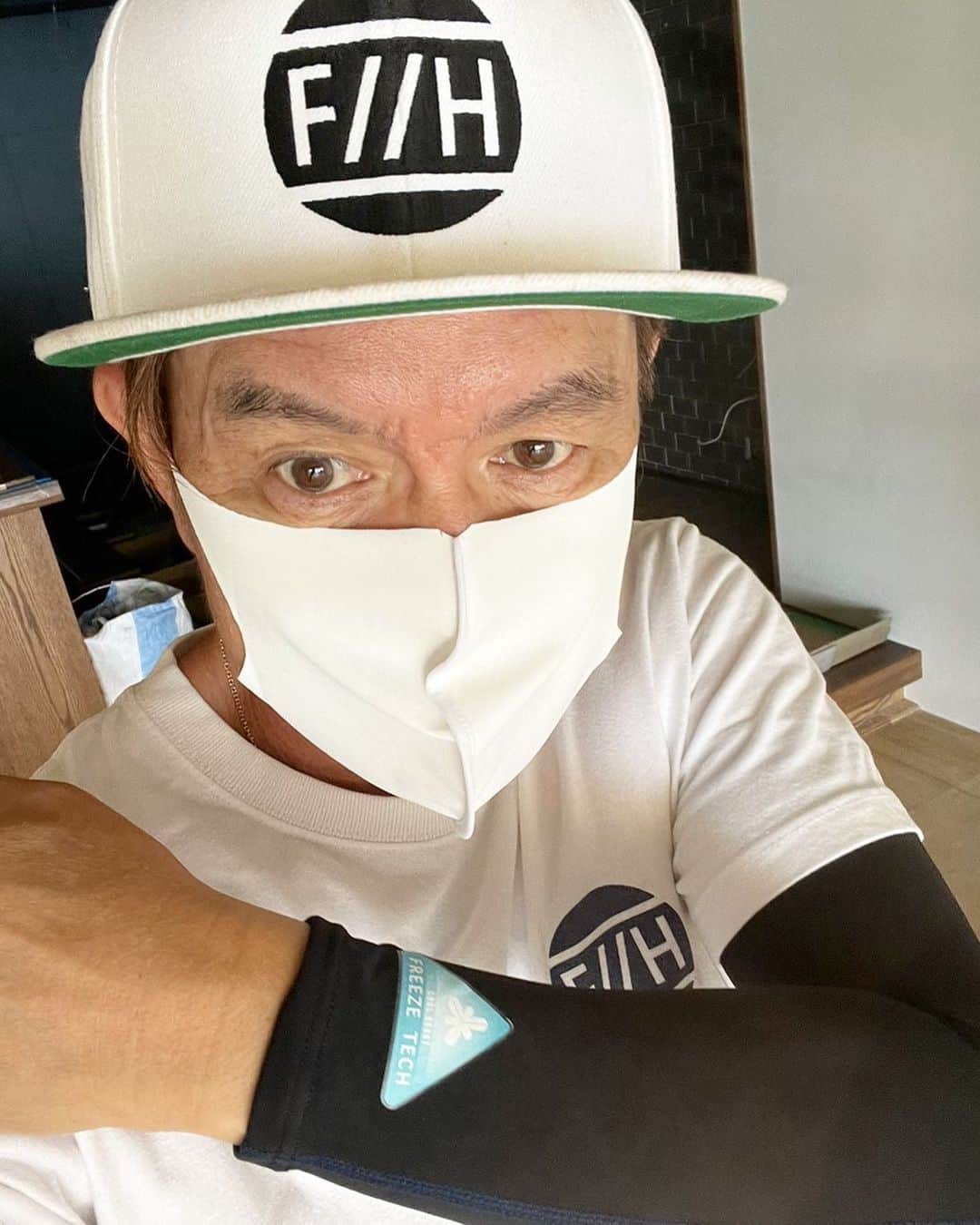 のインスタグラム：「みなさんこの暑さ大丈夫？ 酷暑の夏には最適。 着てると涼しい。  @freezetech_official  #フリーズテック #氷撃 #ヒートレスキュー #ヒロミ」