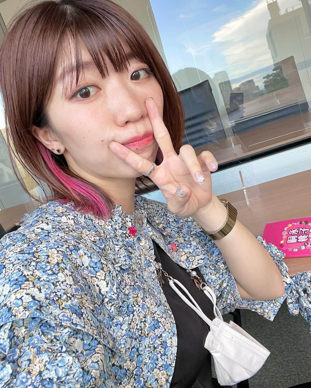 ぱいぱいでか美のインスタグラム：「#でか美祭 まであと5日🎡 . パーテーションに空が映ってて綺麗だったから自撮りした写真！ 載せる写真なさすぎてカメラロール見てたら 写りとかじゃなくて何かいいな〜ってなった☁️ . さて、でか美祭が近づいてきましたが 本日BEYOOOOONDSさんの出演キャンセルが発表されました。 今は皆さんの回復と健康をひたすら祈るばかりです。 ゆっくりお大事になさってくださいね。 . 出演者調整中です。 タイムテーブルの発表も遅れておりまして申し訳ございません。 チケット大事に持って、続報もう少しお待ち頂けますでしょうか。 そしてお互いにとにかく健やかに過ごしましょうね。 . #でか美ちゃん #でか美祭 #自撮り」