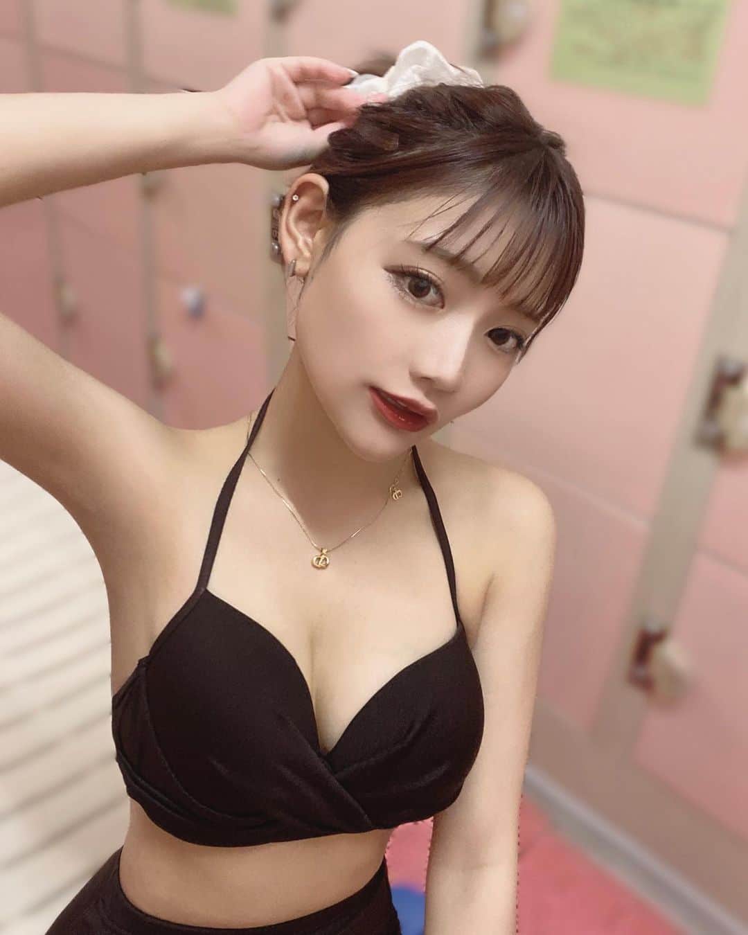 のインスタグラム：「中だから黒に見えるけど、、、 ブラウンの水着だよ👙🤍」