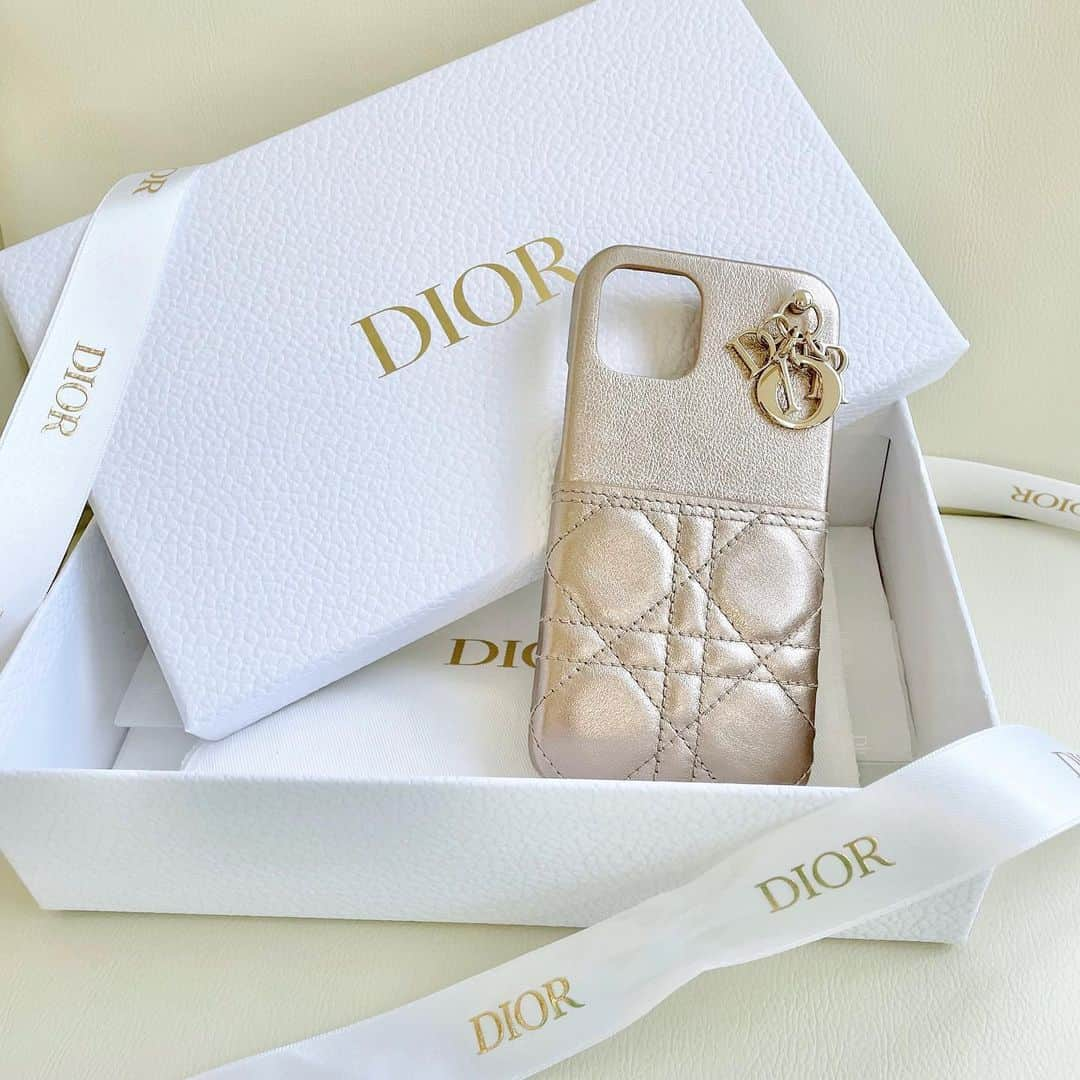 ききまるさんのインスタグラム写真 - (ききまるInstagram)「2-3ヶ月でお亡くなりになられた @dior のかわいいかわいいiPhoneケース、見納め。メタリック加工が秒速で禿げました涙 良いものを長く使いたいけどiPhoneケースは安価なものを短期間で買い換えるのが正解なのかも...と今回は思ってしまった . iPhoneを新しいのに替えるまでは、前使ってたこれの色違いの黒を一旦使うことにする... . . #dioriphonecase #dior #iPhoneケース　#スマホケース　#ディオール　#ディオールアクセサリー #ディオールiphoneケース  #置き画くら部 #置き画 #置き画倶楽部」8月3日 20時33分 - kikigram_97