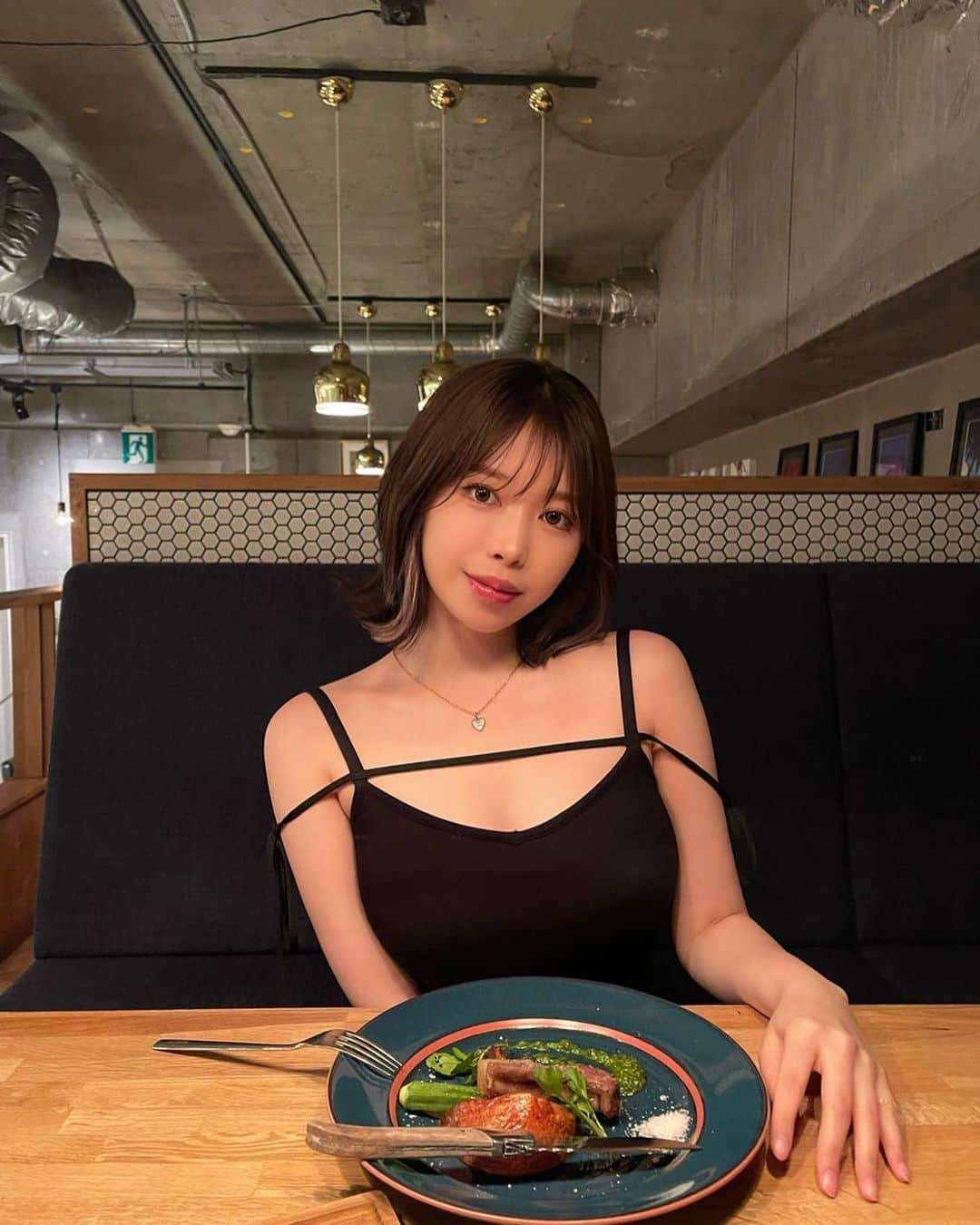 のインスタグラム：「8月もよろしくお願いします💛☺️  黒髪＋インナーカラー が可愛すぎて、服も黒で合わせちゃう😿🤍   @xxkenstagramxx  オーダー以上のクオリティー🥹 いつもありがとうございます🖤」