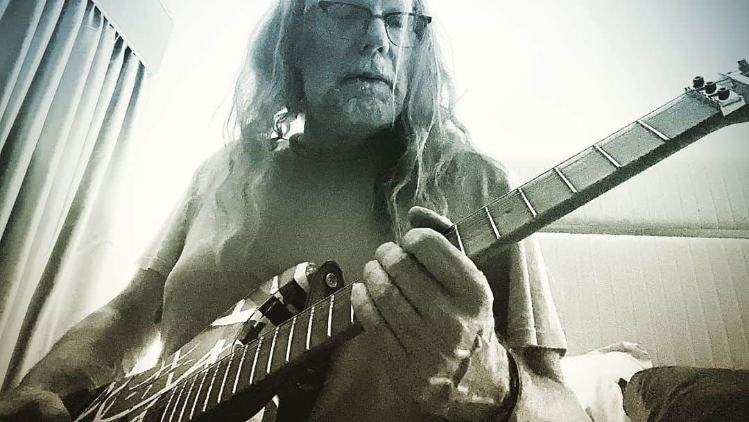 グレゴリー・ニコテロのインスタグラム：「Tribute #eddievanhalen」