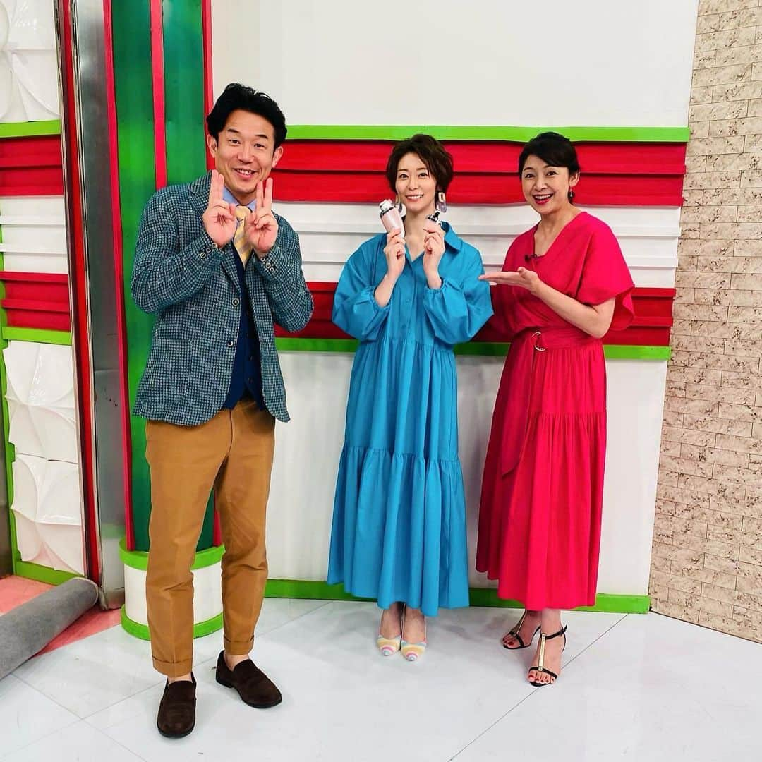 廣松叶子のインスタグラム：「⁡❇︎❇︎ 8/3 OA フジテレビの生活情報番組ノンストップ！ 通販コーナー#いいものプレミアム  プレゼンターとして出演いたしました。 ⁡ サロンチーフマネージャーのヒデさん(ペナルティ)や サロンマネージャーの神崎ゆう子さんと一緒に ゲストの女優 奥山佳恵さんへ #ヤーマン (@yaman.official)の ミーゼ #ディープスキンクリア を紹介しました✨ ⁡ 通常19,800円ですが、8/5(金)まで期間限定で 6,820円OFFの12,980円でディノスで販売中です。 詳しくは「#ディノス #いいもの 」で検索ください🔎 ⁡ 🍀🍀 初めての収録でちょっと不安でしたが、 ヒデさんや神崎ゆう子さんが一緒だと心強くて 自分までおしゃべり上手になったような気がして スタッフさんも優しくてのびのび出来ました☺️ テレビで見たままのワイワイ明るい現場でした✨ ⁡ テープチェンジの合間には、私が子どもの頃観ていた #おかあさんといっしょ で#ゆうこおねえさん が 大好きでお歌やヘアスタイルを真似した話をしたり 収録後に写真を撮って下さったりInstagram交換したりと あの時の優しいゆう子おねえさんのままで、 今も昔も憧れのおねえさんだと感じました☺️ またお仕事ご一緒できるよう日々頑張りたいです🧸 ⁡ --- #美容家電 #ウォーターピーリング #毛穴ケア #自宅エステ #my_yaman #おうち美容 #お風呂美容 #おこもり美容  #tv出演#oa情報」