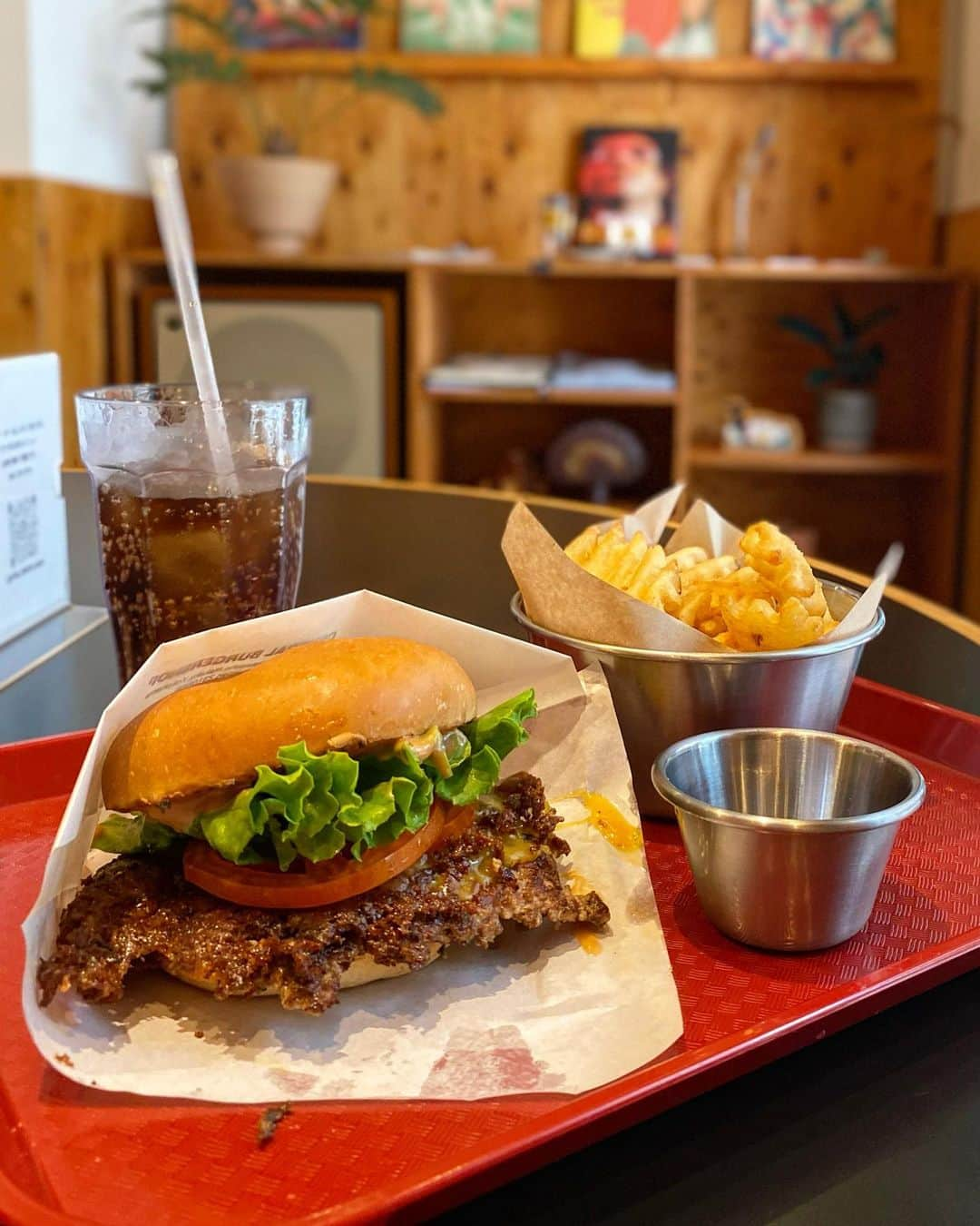 眞仲里奈さんのインスタグラム写真 - (眞仲里奈Instagram)「初スマッシュバーガー🍔 薄くてカリカリに焼かれたパテが2枚入ってて、普通のバーガーとはまた違う食感。 大好物の編み編みポテトもおいしかった〜  そしてお店がすごく可愛い☺️ 私が行った時は、山下達郎を始め、シティポップが流れてて胸熱な空間でした。  他のスマッシュバーガーも食べに行きたいなー！  #スマッシュバーガー#ハンバーガー#横浜#石川町#centralburgershop」8月3日 12時16分 - rina.manaka