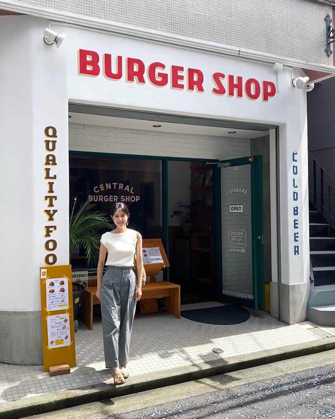 眞仲里奈のインスタグラム：「初スマッシュバーガー🍔 薄くてカリカリに焼かれたパテが2枚入ってて、普通のバーガーとはまた違う食感。 大好物の編み編みポテトもおいしかった〜  そしてお店がすごく可愛い☺️ 私が行った時は、山下達郎を始め、シティポップが流れてて胸熱な空間でした。  他のスマッシュバーガーも食べに行きたいなー！  #スマッシュバーガー#ハンバーガー#横浜#石川町#centralburgershop」
