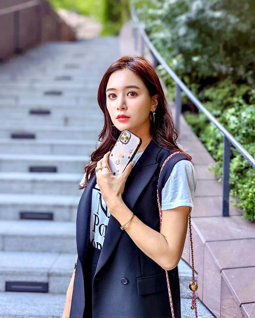 のインスタグラム：「こんにちは😊 先日のモノトーンコーデ👗 @casetify_jp 新宿に遊びに行った時のコーデです🤍 . jille&tops... @allureville_official  skirt... @blueserge_official  boots... @maisonmargiela  bag... @chanelofficial  . あの投稿から沢山ストアに遊びに行ったとかケース買ったって報告もらえて嬉しいです🥰❤️ 今日もとっても暑いから水分補給忘れずに❣️ . #アルアバイル #allureville #chanel #chanelbag #casetify #スマホケース #モノトーンコーデ #モノトーン #ジレコーデ #モード #りなまるコーデ」