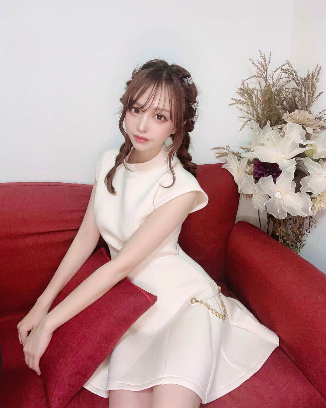 のインスタグラム：「ももちゃんのブランド  @_eve46_official のワンピ💘💘💘 天才的に可愛すぎる🥹❤️ ． 生地がめちゃ気持ちよくて シルエットも綺麗😍 サイドのチェーンも重くないから可愛いのに着やすいー💕 産後ダイエット頑張って着こなすぞ💪🔥 ． ももちゃんありがとう🥰❤️ @momoe_0406  ． ． ． #ootd #ワンピースコーデ #ワンピコーデ #新米ママ #女の子ママ #令和4年ベビー #女の子ベビー #赤ちゃんのいる暮らし #赤ちゃんのいる生活 #子育て #ママライフ #ママ垢さんと繋がりたい #ベビーグッズ #不妊治療 #0歳児ママ #0歳児 #0歳ベビー #出産報告 #妊活 #不妊治療 #産後ダイエット #ヘアアレンジ #編み込み #編み込みアレンジ #編み込みツインテール」