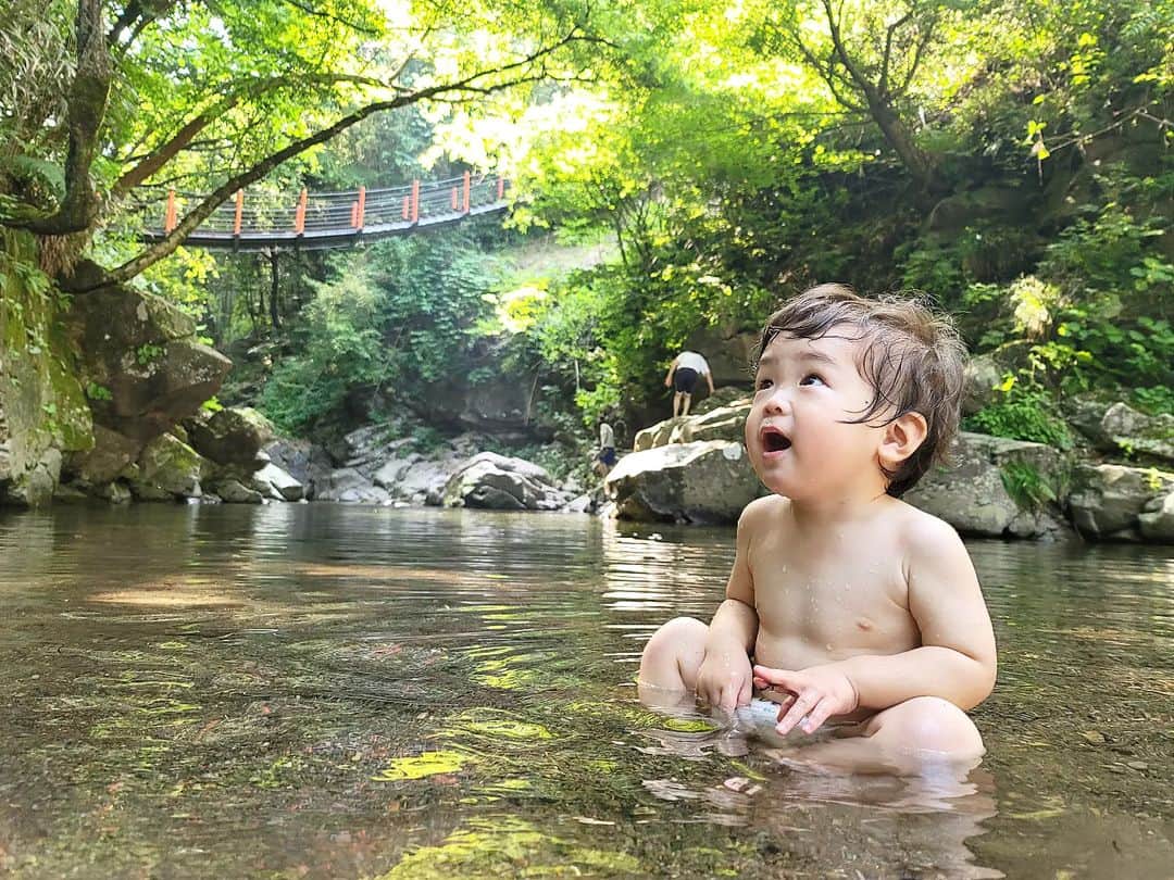 石関友梨のインスタグラム：「知る人ぞ知る秘密のスポット✨ ⁡ 家からそんなに遠くない場所に⁡ ⁡こんな素敵な所があるとは✨⁡ ⁡ ⁡最初ビビってたけど⁡ ⁡慣れてくるとピチャピチャ遊んで⁡ ⁡超ご機嫌なちびななくんでした👶⁡ ⁡⁡ ⁡ #川遊び #夏休み」