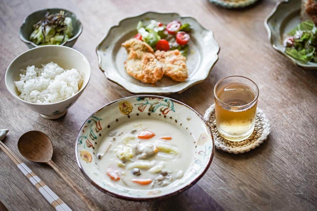 ひとみのインスタグラム：「#夏休みのお昼ごはん   外食と店屋物に数回頼りましたが、今週も惰性で生きているわたしです‎( ꒪⌓꒪)  賞味期限間近の牛乳救済🐮🥛  白菜と豚肉のクリームシチュー ☝︎☝︎☝︎白菜と豚肉の組み合わせ好き🤣 鱈フライ 白菜の浅漬け  エアコンとサーキュレーターガンガンで頂きました🤣   小学校から出されている夏休みの宿題はほぼ終わり、今年は家庭学習を強化しようと色々準備していたので…  い、忙しい💦 自分で自分の首をしめてしまいました🥺💦  今日こそは昼寝してやるっ( ˘-˘ )Zzz‥ᐝ  #体力の限界」