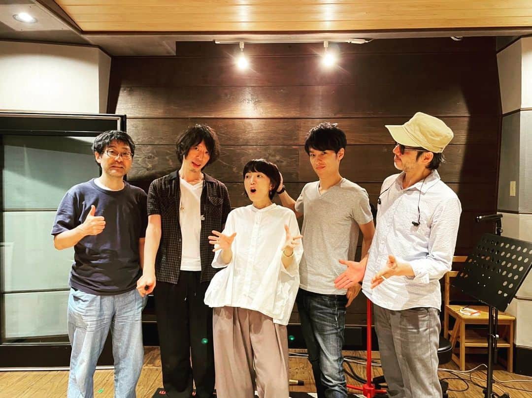 熊木杏里のインスタグラム：「頭を掴まれているわけではないですよ 👽  昨日は、スタジオでまた色んな事を 吸いこんで、帰宅してからも 考えたり、さっき録音したばかりの 曲を聴いたり。 幾つになっても人生には先輩がいて、 なんだか、それがとても嬉しいと思った時間だった。  まだまだ。頑張る。」