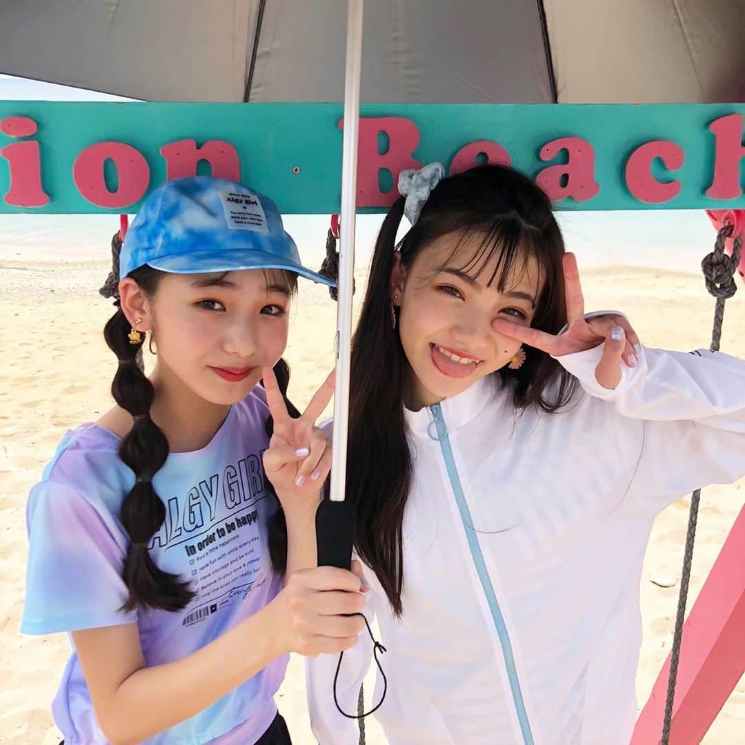 ニコ☆プチのインスタグラム：「☀️🐬🏝  日焼け対策バッチリの2人を発見‼️🥰👒 夏企画が盛りだくさんの8月号、チェックしてね〜🥳🌈  #ニコプチ #ニコプチモデル #星乃あんな #崎浜梨瑚」