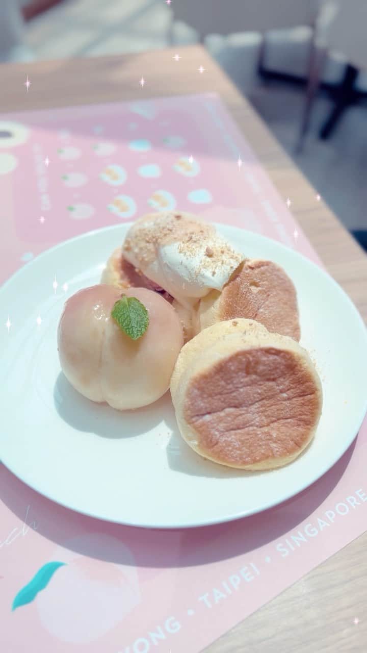 Little Miss Bento・Shirley シャリーのインスタグラム：「My favorite seasonal soufflé pancakes is finally back @flippers.singapore 🍑 who loves momo もも too?」