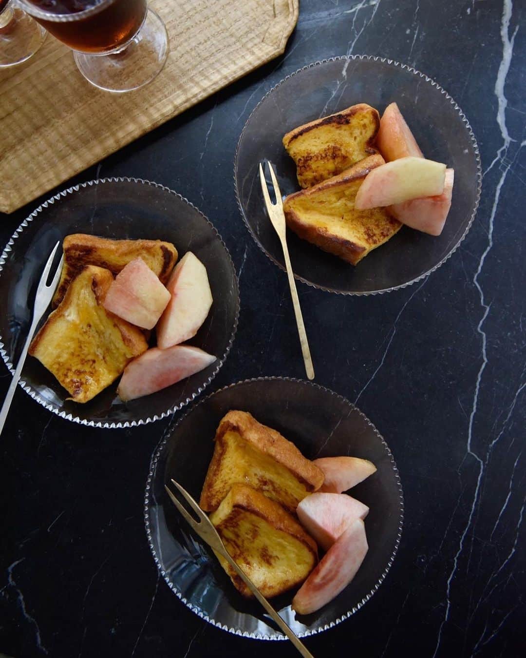 のインスタグラム：「wed.3 Aug.2022 いつもあまらない食パンも この暑さで不人気に。 一晩しみしみのフレンチトーストなら、 不思議とスルスル飲める勢いw 北のマサコにいただいた巨大メイプルシロップ鬼がけで いただいた桃を添えて本日のデザートは番長と♡」