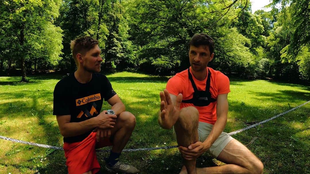 トーマス・ミュラーのインスタグラム：「Im Teil 1 meiner Slackline-DA SCHAU HI habt ihr schon gesehen, dass dieser Sport nicht so leicht ist. Deshalb gibt euch heute Weltrekordjäger Lukas Irmler einige Tipps, wie ihr die Herausforderungen auf der Slackline noch besser bewältigen könnt. 👏  Auch für mich als Fußballer konnte ich aus dem Gespräch viel mitnehmen. Denn egal was man tut, es ist immer die richtige Einstellung und Denkweise entscheidend. Genau das ist für mich das Spannende, wenn ich mit anderen Spitzensportlern spreche. Wie gehen sie mit Drucksituationen um? Wie bereiten sie sich auf Wettkämpfe vor? Wie motivieren sie sich? Wie kommen sie mit Rückschlägen klar? Der Sport schreibt so viele Geschichten. 😊  Jetzt aber viel Spaß mit dem Teil 2 meiner Slackline-DA SCHAU HI.  #esmuellert #DaSchauHi #Slackline #LukasIrmler #GoPro #sportmotivation #Slackline #Sport」