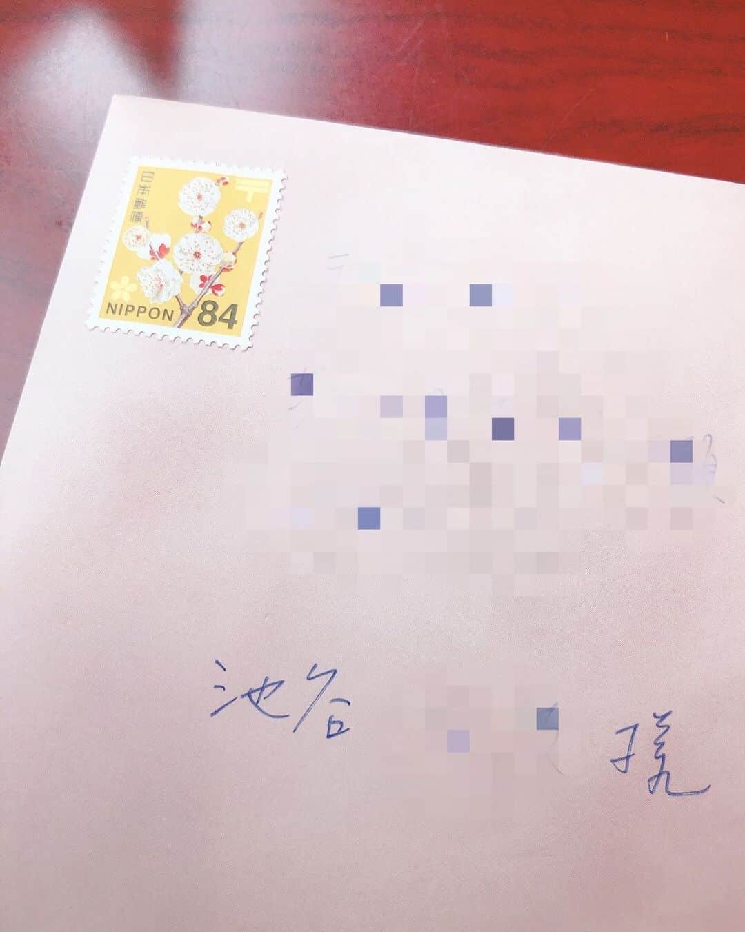 池谷のぶえのインスタグラム：「クーラーや新しい機械に警戒心を抱く高齢の母親が、この暑さでどうにかなりはしないかと心配だが、コロナで会いにも行けない。  心ばかりの熱中症対策グッズ(警戒されないギリの)をネットから直接送ったが、使い方を説明するのも電話だと警戒されるので手紙。  面倒だな‼︎ いろいろな親子のカタチ。  #警戒心」