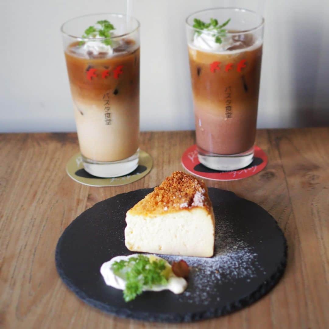 パスタ食堂 アントロワのインスタグラム：「. 【お知らせ】 今月より、15:00〜17:00のデザート営業は 土日祝のみとさせて頂きます🙇 . . 各種ケーキやパフェなど沢山のカフェメニューをご用意してお待ちしております！！ . . 暑い日が続きますが涼しい店内で冷たいものでもいかがですか？？☺️ . . . . . .  ⌒⌒⌒⌒⌒⌒⌒⌒⌒⌒⌒⌒⌒⌒⌒⌒⌒ 【姉妹店の生パスタ】 アンソレイユ @ensoleille_okayama . 【美容室】 凪 _hair salon nagi_ @nagi_okayama . 【夏季限定出店】 ソフトクリームスタンド @magari_softcreamstand .  ⌒⌒⌒⌒⌒⌒⌒⌒⌒⌒⌒⌒⌒⌒⌒⌒⌒ . パスタ食堂 アントロワ [定休日なし] LUNCH11:00~15:00(14:00os) DINNER17:00~22:00(21:00os) ※平日のみ15:00~17:00の間はお休みです。 . 岡山市北区表町1−9−67(オランダ通り) ☎︎086−953−4696 ご予約→「アントロワ 」で検索🔍」