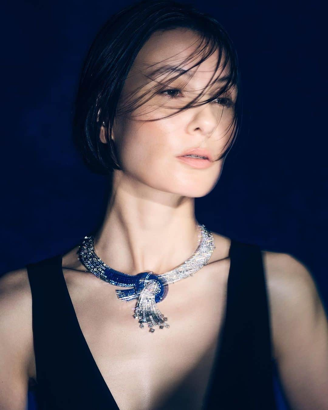 田沢美亜のインスタグラム：「Precious 8月号  Van Cleef & Arpels 「スー レ ゼトワール 　　　（星空の下で）」 ハイジュエリー・コレクション  @precious.jp  @vancleefarpels   驚くほど美しいく、ドラマティックなジュエリーを纏うことができた貴重な撮影でした。  thanks to the amazing team styling @misaking77  photo @mitsuo_okamoto  make @tomohiromuramatsu_  hair Nori Takabayashi  #precious #プレシャス #vancleefarpels #ヴァンクリフアンドアーペル #田沢美亜」