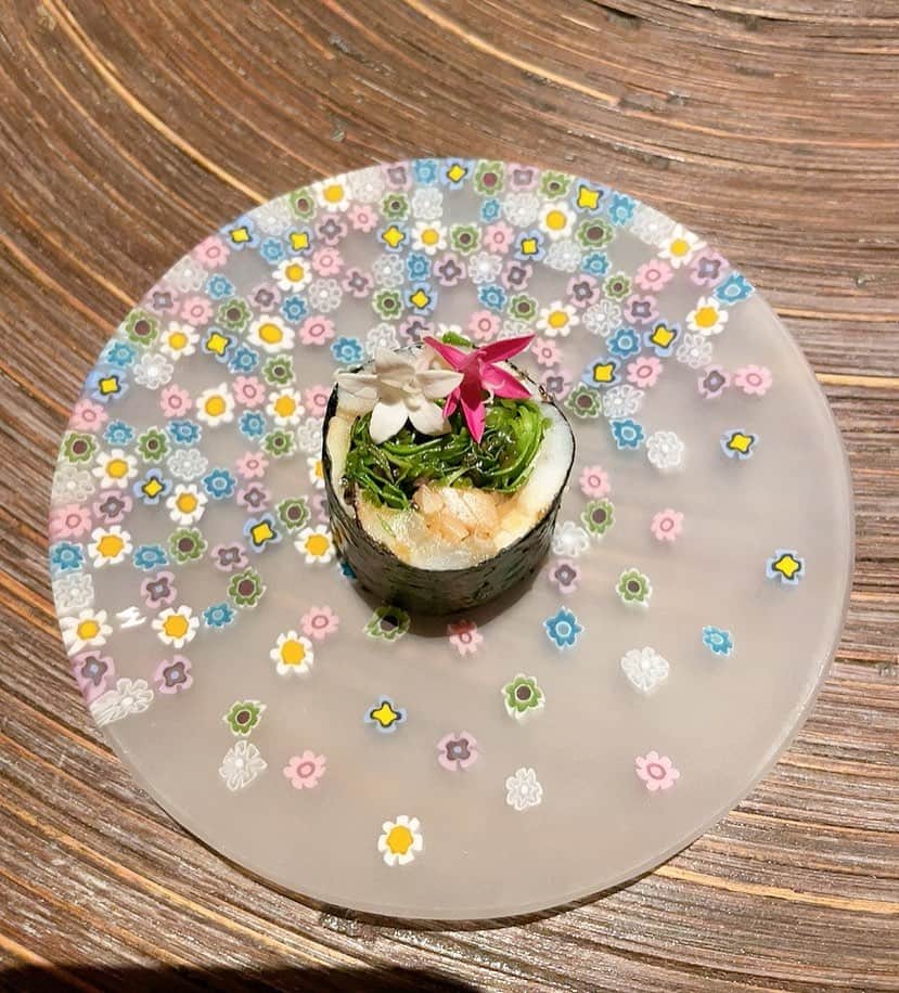 のインスタグラム：「・ お皿が可愛いすぎて…🌸 お料理の上にもお花🌼 目でも楽しませてくれます🥺 ・ #中目黒 #宇田津鮨 #やるなぁ大将」