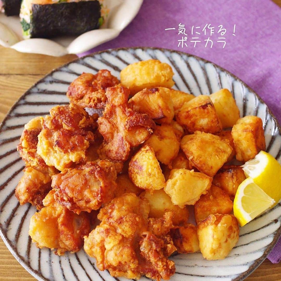 C CHANNEL-Foodのインスタグラム：「こんにちは！ 今回はポテカラをご紹介します！ ぜひ参考にしてください✨  本日は【 @rina_kitchen 】さんの素敵な投稿をご紹介させて頂きます！💕  ・・・ 【レシピあり▷▶▷スワイプ】 #一気に作るポテカラ 。  手間なし‼️一気に簡単✊🏻 じゃがいもの唐揚げ×鶏の唐揚げ＝優勝。(総合優勝な)  大好きなじゃがカラと鶏カラを一気に作っちゃいました！んーもぉたまらん。最高。 唐揚げはガッリガリのバッリバリがタイプです。今日はもも肉でジューシーさもキープして。もちろんむね肉のそぎ切りでも出来ます☺︎  あとはこれにおにぎりこしらえて本日の業務終了です。飲みたい方〜おみそ汁はインスタントでお願いします〜。あれです減塩タイプな。(知らんがな) おかず、あて、お弁当、ちょいとつまむのに最高なんでぜひ！  ーーーーーーーーーー  2人分  •鶏もも肉…1枚 •じゃがいも…2個 ●鶏ガラ…小1 ●砂糖…小2 ●ごま油…小1 ●にんにくチューブ…小2 ●生姜チューブ…小2 ●醤油…大2 ●酒…大2 ○片栗粉…大4 ○薄力粉…大4 •サラダ油…適量(フライパンに5mm)  ①鶏はひとくちサイズに切る。(あまりおっきく無い方が良い)じゃがいもは小さめ(2cm各ほど)に切る。  ②鶏じゃがまとめてポリ袋で●もみ込む。最低10分〜放置。  ③別ポリに○入れて、軽く汁気切った②投入。パフる。(まぶす) 粉っ気残る程度が目安。ベットンベットンなっちゃったら片栗粉追加してあげて。  ④フライパンに5mmほどの油を注ぎ中弱火にかけ、油冷たいうちに並べる。両面(おじゃがは全面)こんがりカリッと焼けたら完成！  油切ってアツアツをどうぞ！味見タイムぶちかましましょう。  ーーーーーーーーーー  今日もかんぱーい◎！  ．  ・・・ C CHANNEL ごはん \ 時短で美味しい！ヘルシー！🍳/ 簡単&時短で節約できるヘルシーごはんを毎日お届け😋 ▷ダイエット中🔥 ▷たまにはチート飯😏 ▷料理初心者🔰」