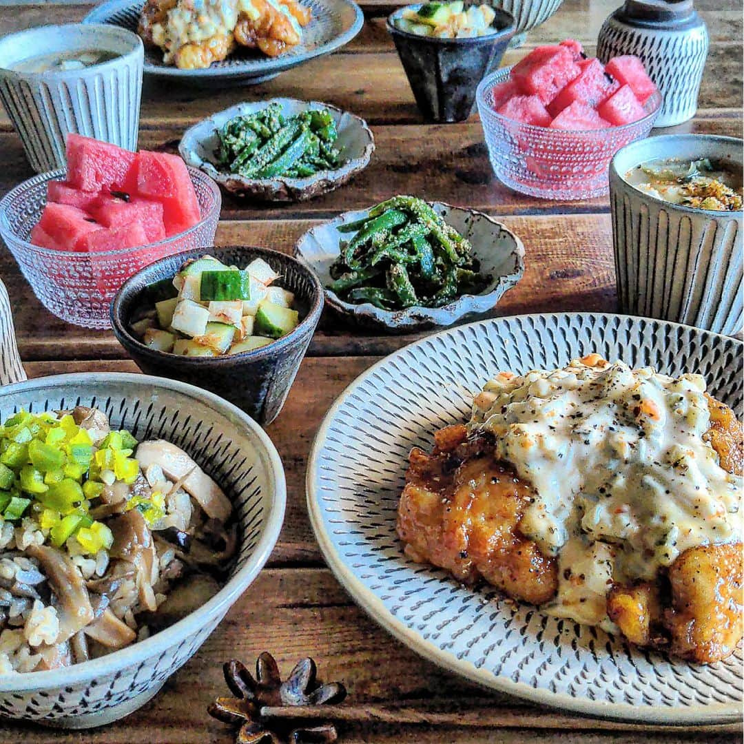 meeのインスタグラム：「こんばんは😊⁡ ⁡⁡ ⁡今日は食べたい物を作った夜ご飯🌙🍚⁡ ⁡⁡ ⁡✺チキン南蛮⁡ ⁡✺舞茸とエリンギの柚子胡椒混ぜご飯⁡ ⁡✺きゅうりと山芋の和風和え⁡ ⁡✺無限ピーマン⁡ ⁡✺味噌汁⁡ ⁡✺スイカ⁡ ⁡⁡ ⁡では、いただきます😋」