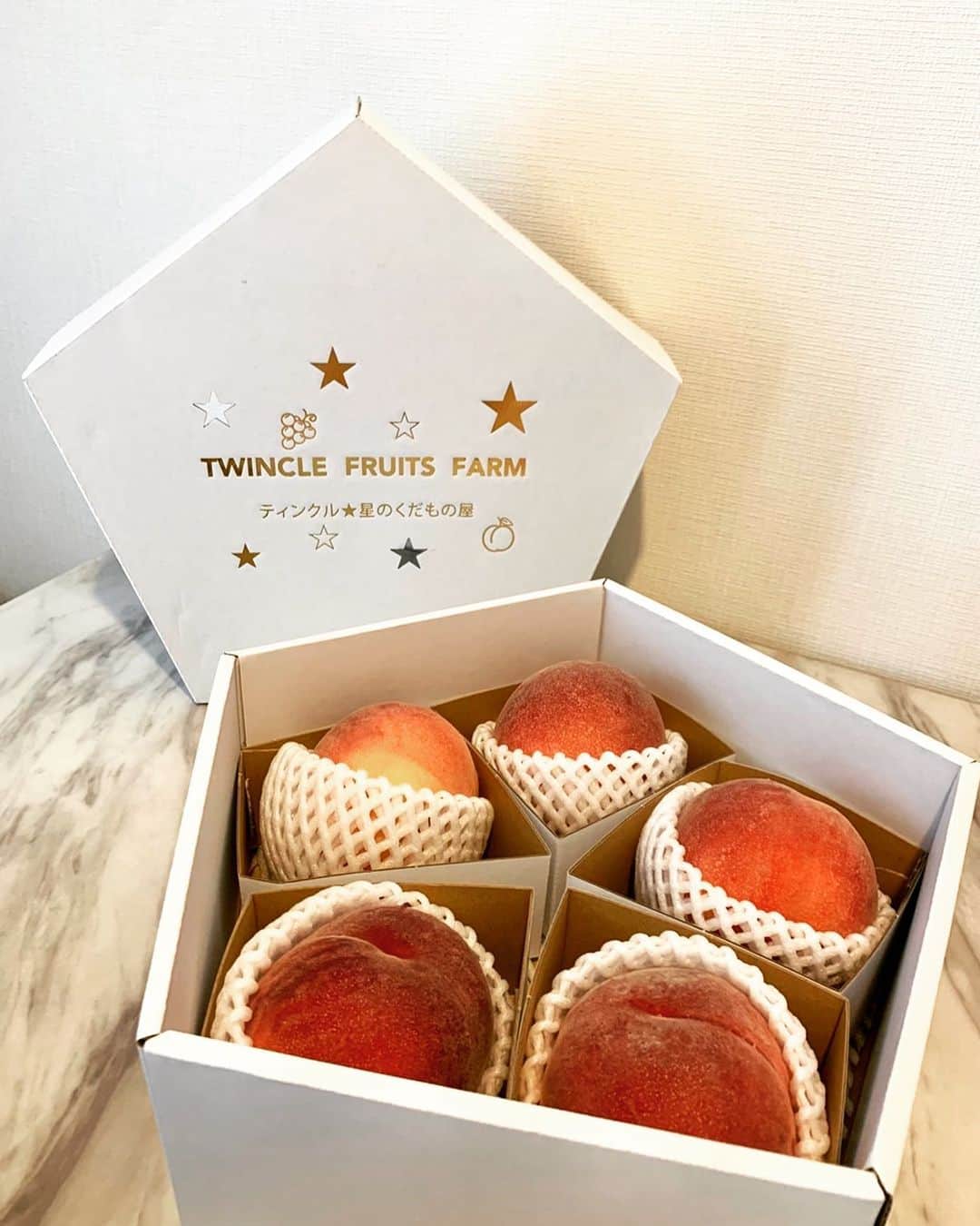 ハーフナー・マイクのインスタグラム：「山梨からおいしい桃が届きました🍑  @twincle_fruits_farm  ありがとうございました😊」