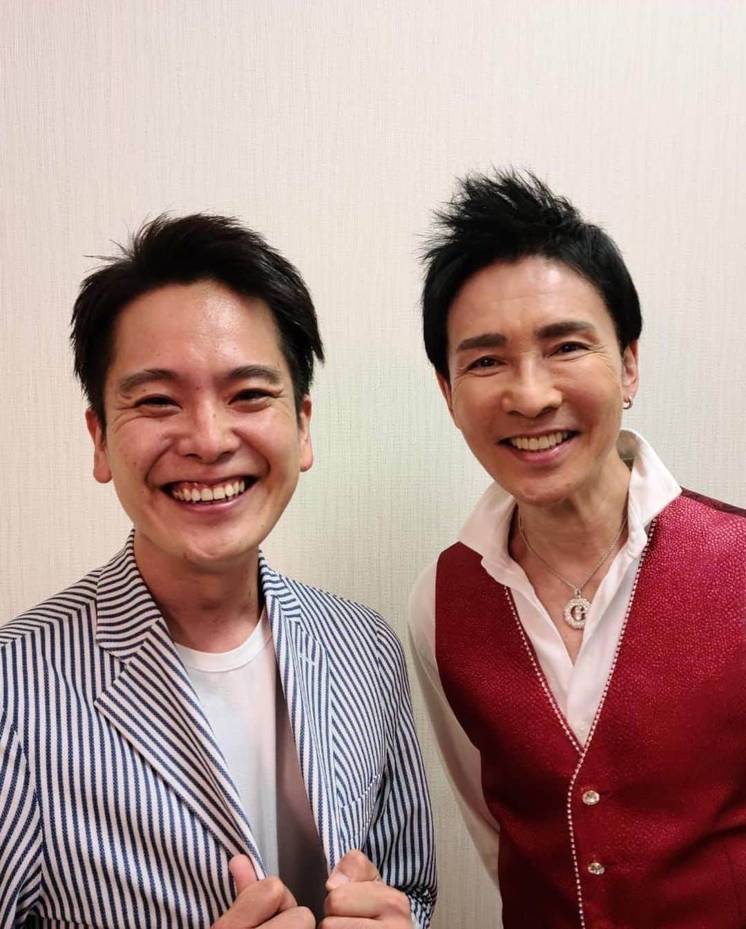 伊藤薫平のインスタグラム：「日本のスーパースター！ 郷ひろみさんにお会いできるという 幸福過ぎる機会をいただきました。 同じ福岡県出身というのも幸運すぎ。。。  1972年8月のレコードデビューから 50年。その50年が経ち、最初に来てくださったのが静岡でのコンサートです。 体調を気にする方も多かったと思いますが、 郷さん、完全復活！ フルスロットルでした！ 発する一言一言に愛があり、 ファンの皆さんの心に寄り添うような 優しい歌声でした。  誠に勝手ながら、郷ひろみさんは 私にとって特別な存在でした。 郷さんの生まれ故郷と、私の福岡の実家は自転車で行けるほど近く、小さい頃から郷さんの曲を聴いて育ちました。 部屋で流れ、移動中の車の中で流れ、 自然と口ずさんでいました。  福岡の田舎の母は50年来のファン。 アナウンサーの仕事を始めてから、「いつか郷ひろみさんに会えたらいいねぇ」と言われてきました。 伊藤家としての夢を叶えさせていただいた 一日だったかもしれません😭　 本当にありがとうございます。  生でお会いできた郷さんは包み込むような 優しさに溢れていて、同郷だと伝えると、 「歩いても行ける距離だよ！」なんて言ってくれました。 50周年について訊ねると、ファンの方を始め、支えてくださった方への感謝を一番に語っていました。 それは、コンサート中も。ずっと、ありがとう、ありがとうと伝えていました。  しかし、60代とは思えない完璧なスタイル。 そして、小顔。カッコ良すぎ！ 隣に立つのが恥ずかしいほど、でした。  12月には特別ツアーの 開催が決定！ 18日(日)には浜松にもやってきます！ 静岡県でしか聞けない、オリジナルの編成も期待して良いとのこと！  今回の機会をいただいた、 静岡企画の皆様に心から感謝いたします。 インタビューの模様は後ほど！  #郷ひろみ さん #スーパースター #エンターテイナー #ありがとうございました。 #エキゾチックな郷ひろみ  さん #あれこれそれ」
