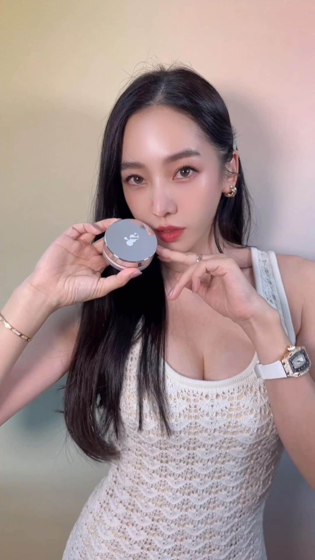 megbabyのインスタグラム：「崩れない肌！ツヤと透明感は残したい！スキンケア効果もほしい！ そんなわたしのわがままを全部詰め込んだ #わがままツヤパウダー ついに発表です💐   私的究極のフェイスパウダー💎グロウスキンパウダー💎がついについに完成しました✨ 何度もサンプルを試しては改善の繰り返しだったので、かなりお待たせしてしまったよね😭  こだわりポイントは３つ💗💗💗  ✨さらさら崩れない✨ マスク摩擦で口元がヨレやすかったり😷メイク崩れが気になっている方💦もう安心してください💕 このスキンパウダーはライススターチパウダーが不要な皮脂を吸着し、外側はさらさら、内側はしっとりの陶器のような状態をキープしてくれます！ ずっと触っていたくなる赤ちゃん肌のような仕上がりになるんです👶🤍  ✨ツヤ感と透明感は絶対残す✨ 中を空洞にし軽さを極限まで引き出した球状パウダーと、肌のキメをなめらかに整える板状パウダーのふたつの形状を組み合わせることで、毛穴や凹凸をカバーしてつるつるに、お肌が光を反射して自然にきれいなツヤが生まれるんです🥺✨ これがさらさらなのにツヤが出る秘密です🤫  パウダーは羽のように軽く、本当に驚くほどきめ細かくなってます😲 あるのにない！この表現が伝わりやすいかな🤔 重ねても重ねても厚塗り感ゼロなのに、しっかりトーンアップして透明感のあるお肌に仕上がります❄  ✨パウダーなのに美容成分配合✨ 透明感を与えるナイアシンアミド、肌荒れを防ぐツボクサとスベリヒユ、うるおいを与えるヒアルロン酸などをパウダーに入れることができる最大限の量を配合しました！ 入れすぎるとパウダーの質感を損ねてしまうので、これが工場をかなり困らせたポイントです😂 でもmgb skinのアイテムにスキンケア効果がないなんてありえないですから😤 石鹸で落ちるやさしさも魅力🧼  もちろんグロウサンクッションやグロウトーンアップクリームとの相性もばっちりになってます💞 この夏大活躍間違いなしなので絶対つかってみてほしいな😍  8/10(水)5pm ON SALE ✨新商品✨ @mgb_skin GLOW SKIN POWDER ￥3,850  みんなの人生パウダーになれますように💫  欲張りなあなたのわがまま 叶えます❤️😘  #MEGOODBEAUTY #mgbskin @megood__beauty」