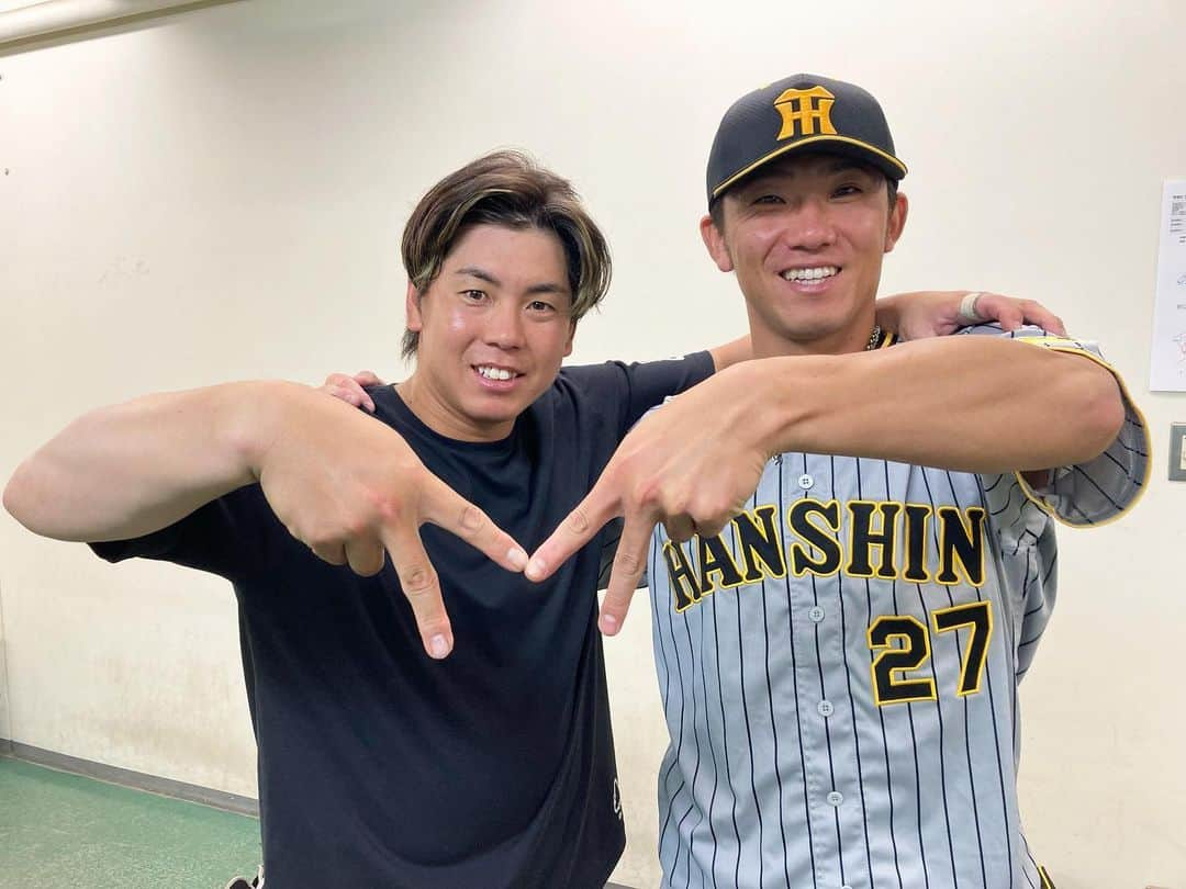 阪神タイガースさんのインスタグラム写真 - (阪神タイガースInstagram)「ホームランで援護した梅野選手と伊藤将司選手とのバッテリーで📸 #梅野隆太郎 選手 #伊藤将司 選手 #ナイスバッテリー  将司の#mポーズ  #阪神タイガース  #イチにカケル！」8月3日 21時25分 - hanshintigers_official