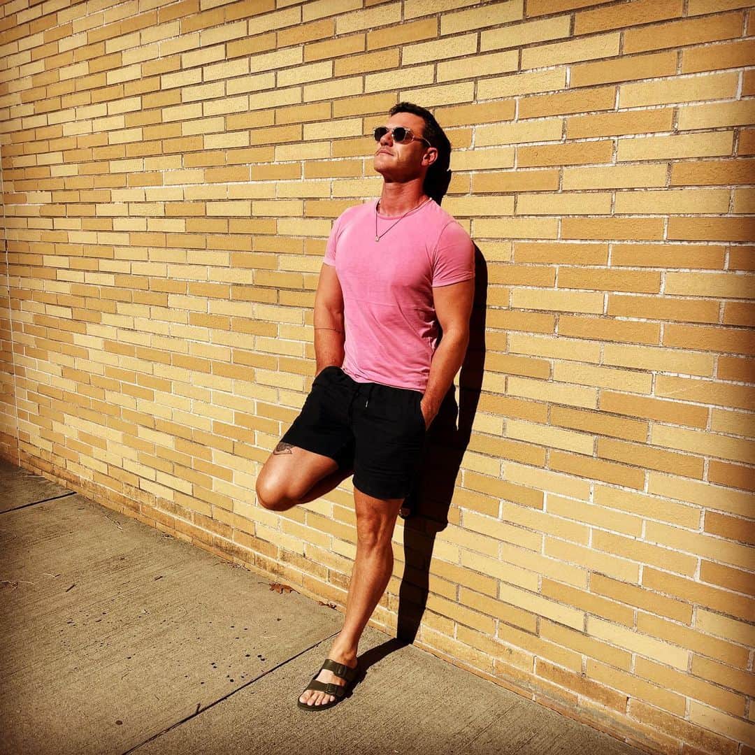 ルーク・エヴァンズさんのインスタグラム写真 - (ルーク・エヴァンズInstagram)「Wednesdays we wear pink…」8月3日 22時05分 - thereallukeevans