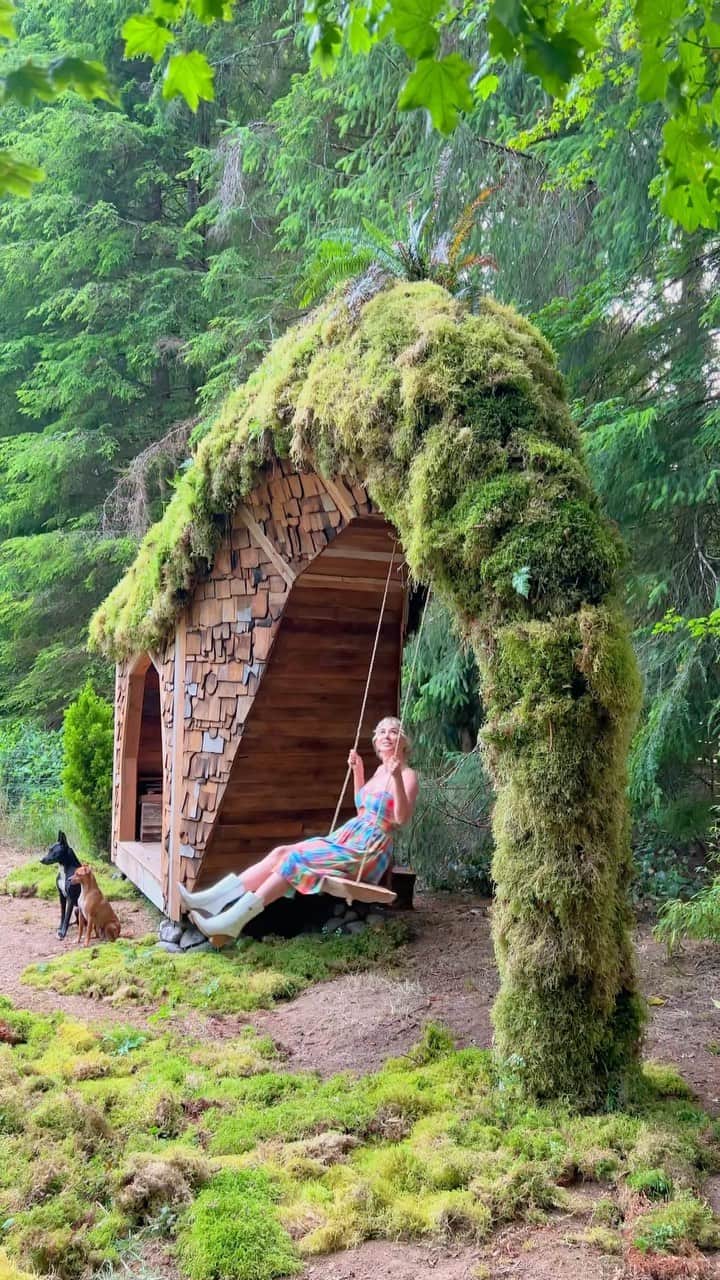 サラ・ジーン・アンダーウッドのインスタグラム：「We added a swing and it’s fabulous! Cabin by @jacobwitzling #woodshed #architecture #cabin #pnw #diy」