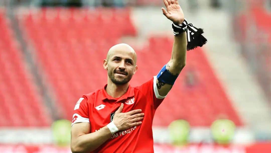 エルキン・ソトのインスタグラム：「Für immer einer von uns 🔴⚪  Elkin Soto Legende  #mainz05 #1fsvmainz05 #mannschaft #team #teammates #verein #support #stadion #stadionbildermz #qblockmainz #forzafsv #szene #fanszene #fahnen #rheinhessen #fan #fans #legende #elkinsoto #bundesliga #liebezumverein #1liga #heimatliebe #fußballliebe #eineliebeeinverein #soto #germany #mainz #1bundesliga」