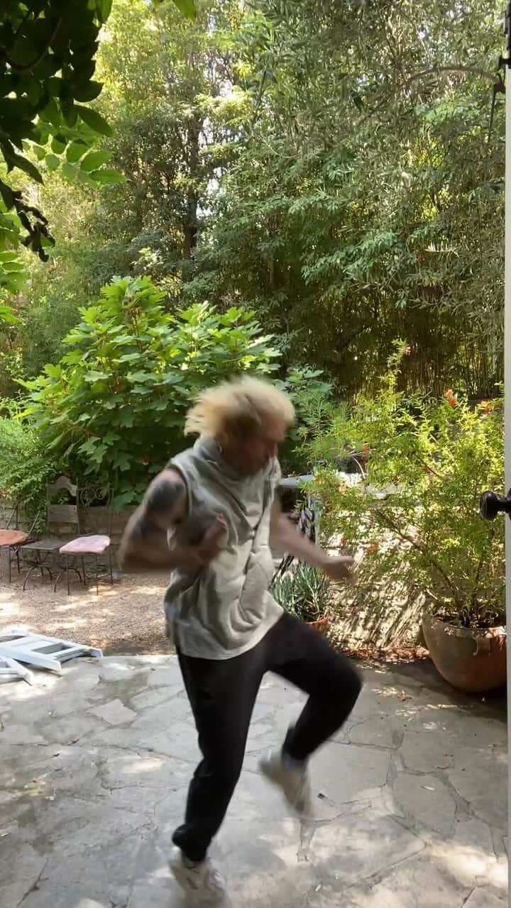 ウォーク・ザ・ムーンのインスタグラム：「a little LCD to start the day…」