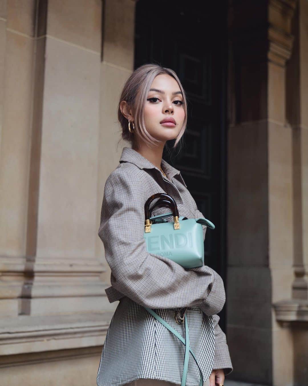 リリーマイマックのインスタグラム：「Another cloudy rainy week in Sydney 🌧  @Fendi FW22 #FendiFW22 #FendiByTheWay」