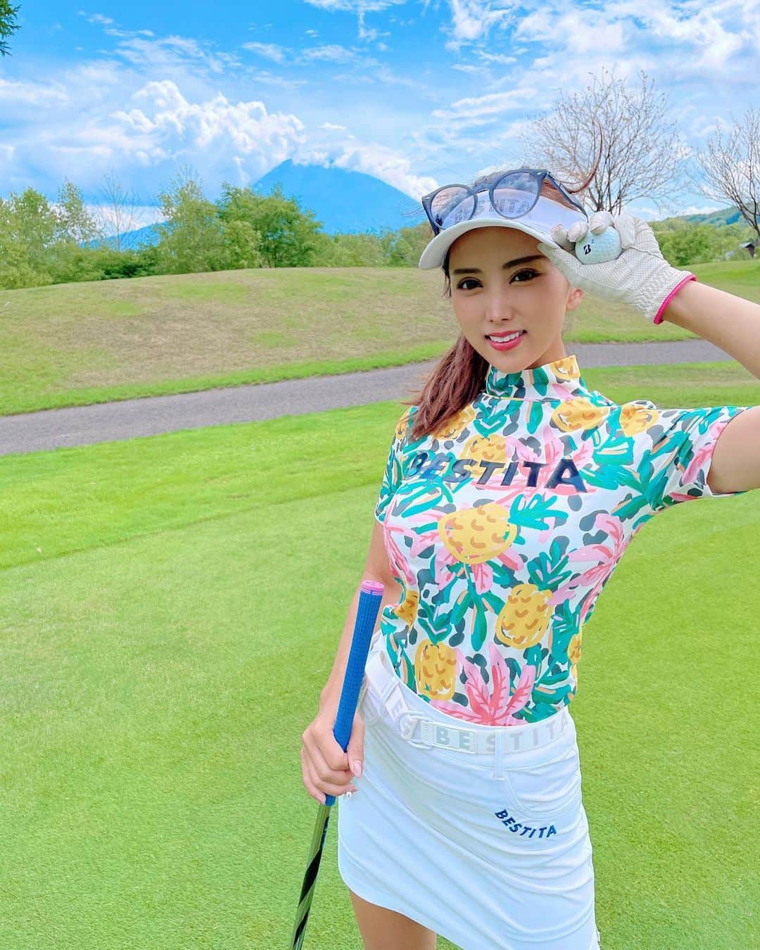 RIONAのインスタグラム：「.  ニセコHANAZONOリゾート⛳️  北海道ゴルフ綺麗で気持ちよかったな💓 寒いの苦手なのでまた来年の夏🌈✨  たくさん色んな所行けて嬉しいな🥰  #北海道#北海道ゴルフ#ニセコ #bestita#bestitagolf#bestitagirl #golf#ゴルフ女子#ゴルフウェア #ladiesgolf#fashion#make#japanesegirl #ワンピース#ゴルフ女子コーデ #sports#tennis#テニス女子」