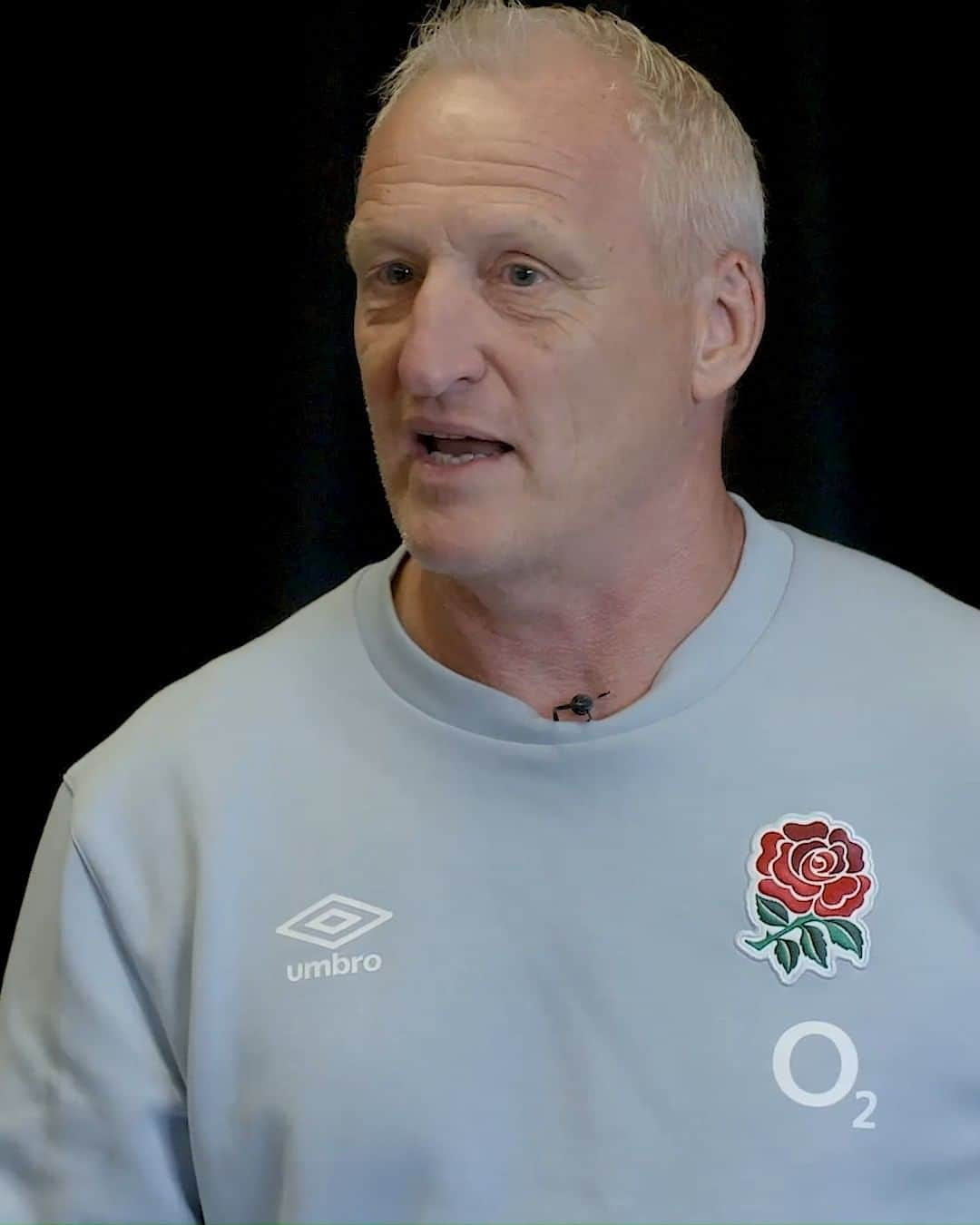 ラグビーイングランド代表のインスタグラム：「Another inspiring speech from #RedRoses Head Coach Simon Middleton 🔊  Watch the full new 𝗢𝟮 𝗜𝗻𝘀𝗶𝗱𝗲 𝗟𝗶𝗻𝗲: 𝗥𝗲𝗱 𝗥𝗼𝘀𝗲𝘀 episode via the link in our bio 🔗  #WearTheRose」