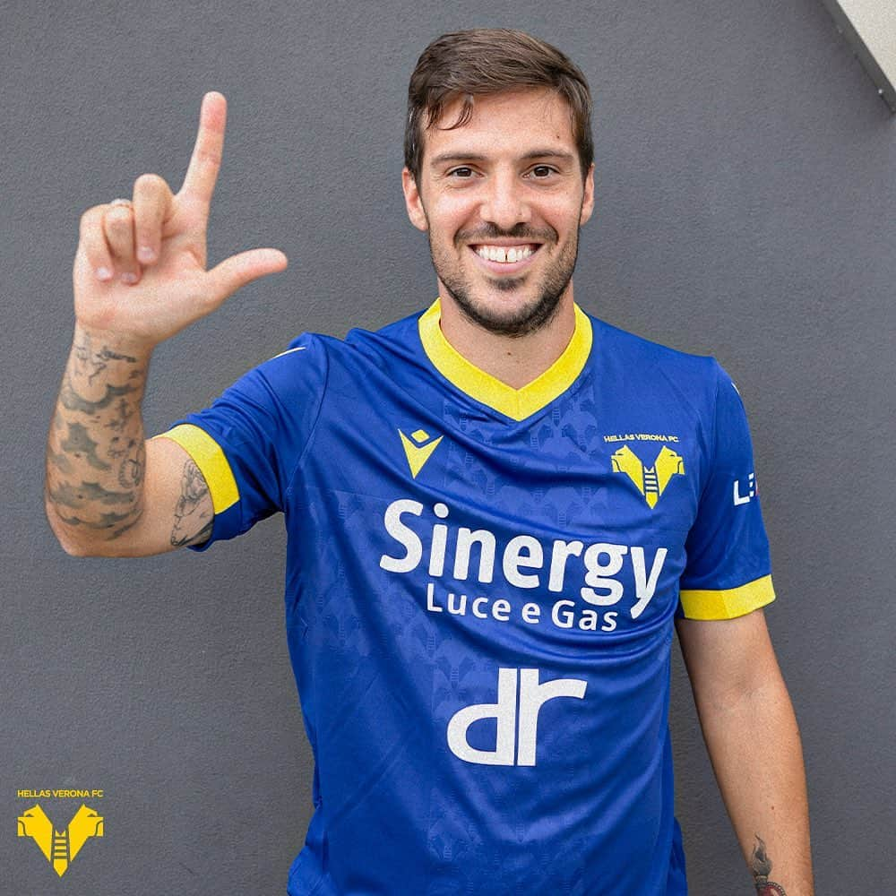 シモーネ・ヴェルディさんのインスタグラム写真 - (シモーネ・ヴェルディInstagram)「🎰✍️👣💛💙  #DaiVerona #HVFC #BenvenutoVerdi」9月2日 1時22分 - simoneverdi