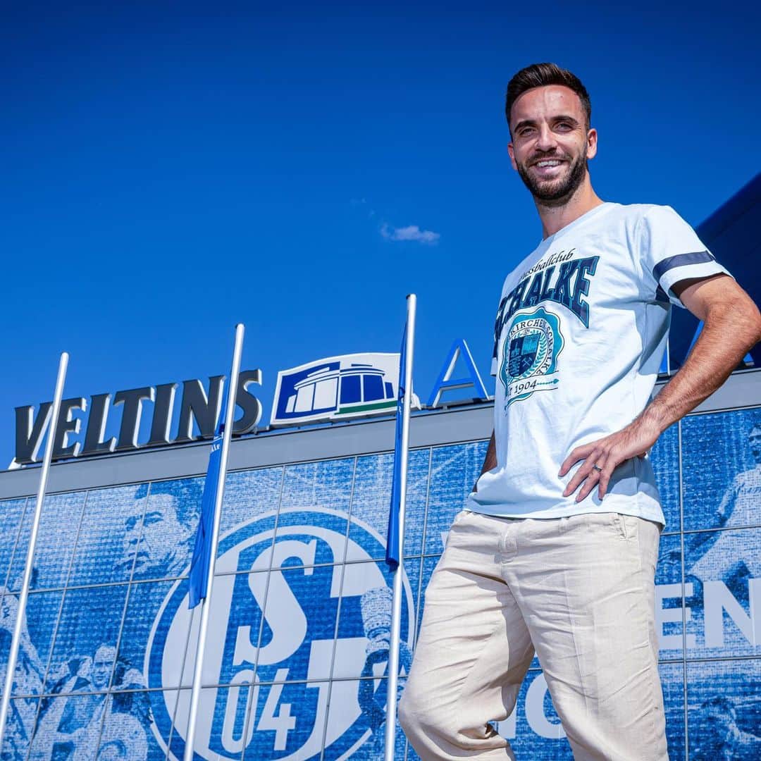 ケナン・カラマンのインスタグラム：「Herzlich willkommen auf Schalke, @karaman.k! 👋🏽 . Königsblau verstärkt sich mit Kenan Karaman. Der variabel einsetzbare Angreifer wechselt ablösefrei von @besiktas nach Gelsenkirchen und hat einen bis zum Ende der Saison 2024/2025 gültigen Vertrag unterschrieben. . 🇹🇷 Schalke 04’e hoşgeldin Kenan! 👋🏽 . . ✍️ Kenan Karaman joins the Royal Blues on a free from Besiktas, signing a deal until 2024/25 ⚒️ . Welcome auf Schalke, Kenan! 👋🏽 . . #Schalke #S04 #Football #Soccer #Fußball #Futbol #Knappen #🔵⚪️」