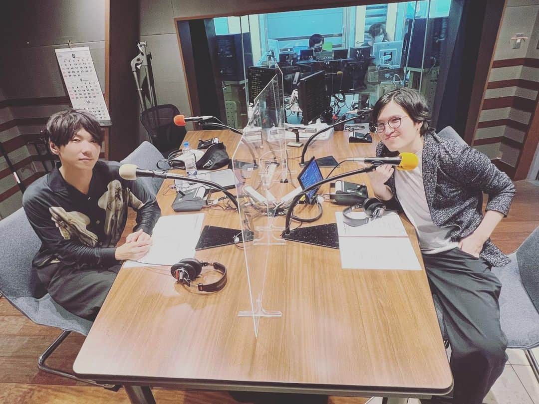 古市憲寿のインスタグラム：「一時期、クラブハウスで毎晩のように話していた清塚さんと #speakeasy で。夏の終わりにふさわしい夜でした。」
